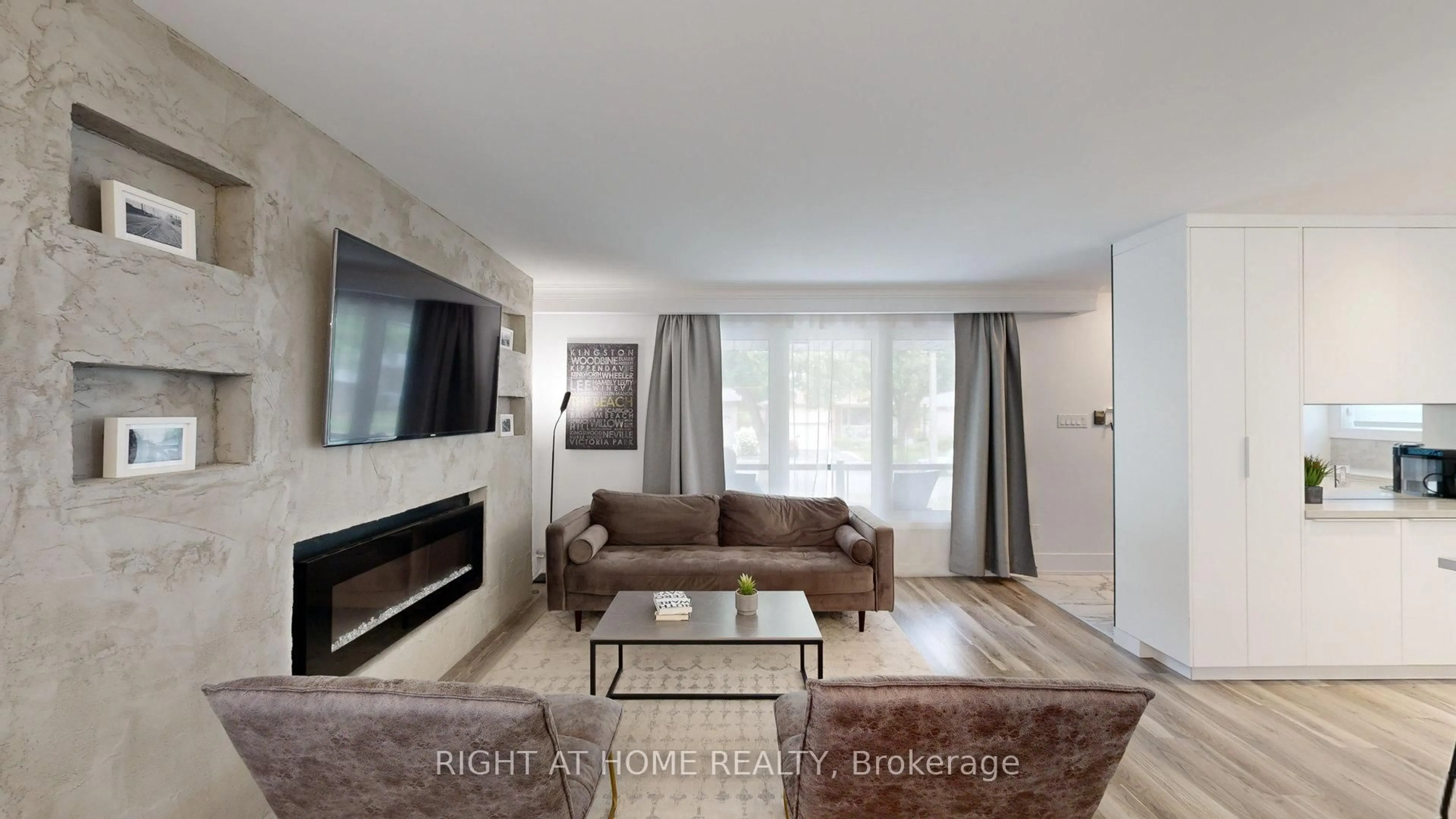 Living room with furniture, wood/laminate floor for 1492 Agnew Rd, Mississauga Ontario L5J 3G9