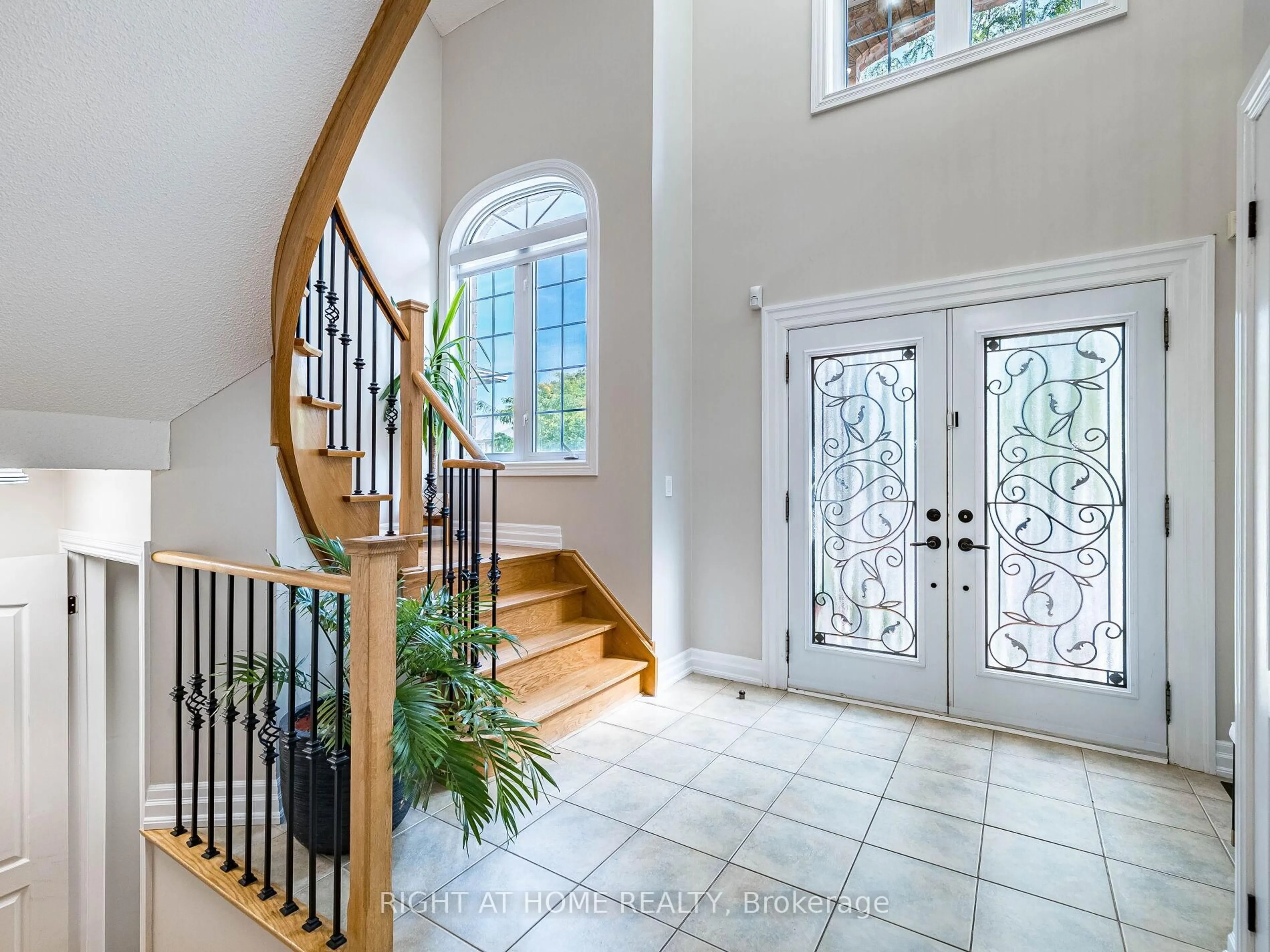 Indoor entryway for 6 Berrycreek Dr, Brampton Ontario L7A 2M7