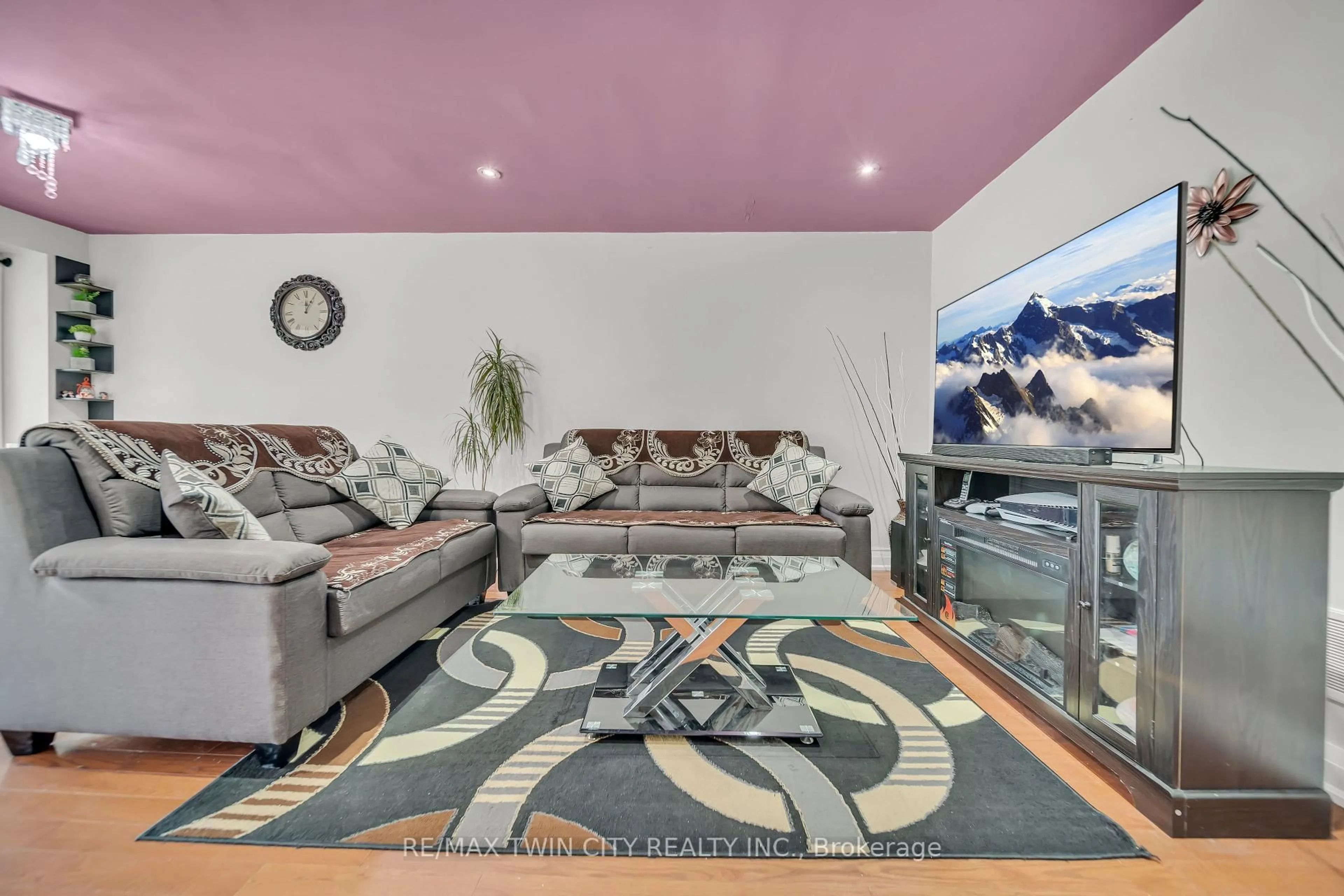 Living room with furniture, unknown for 562 Orange Walk Cres, Mississauga Ontario L5R 0A3