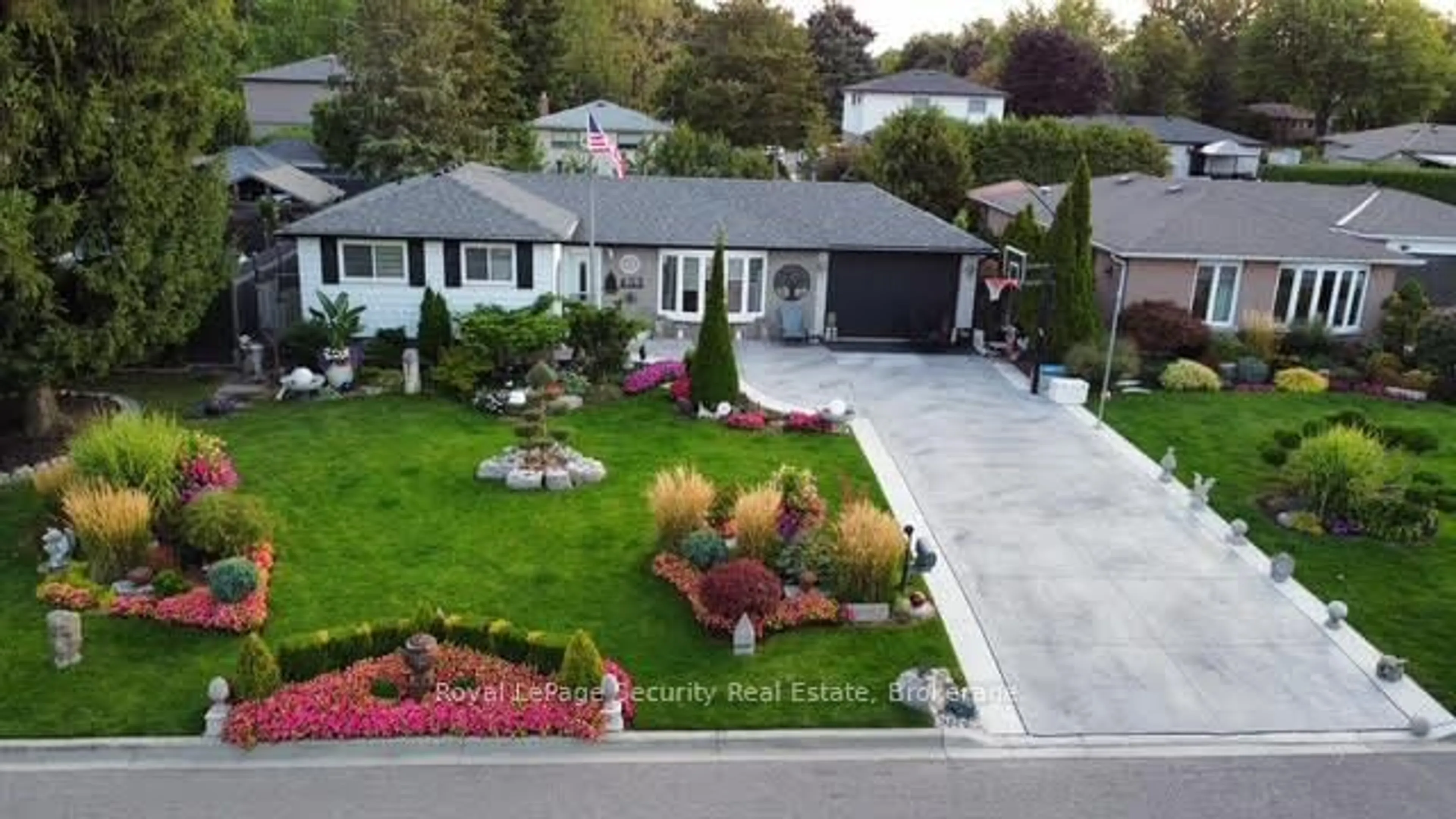 A pic from outside/outdoor area/front of a property/back of a property/a pic from drone, street for 53 Dunblaine Cres, Brampton Ontario L6T 3H1