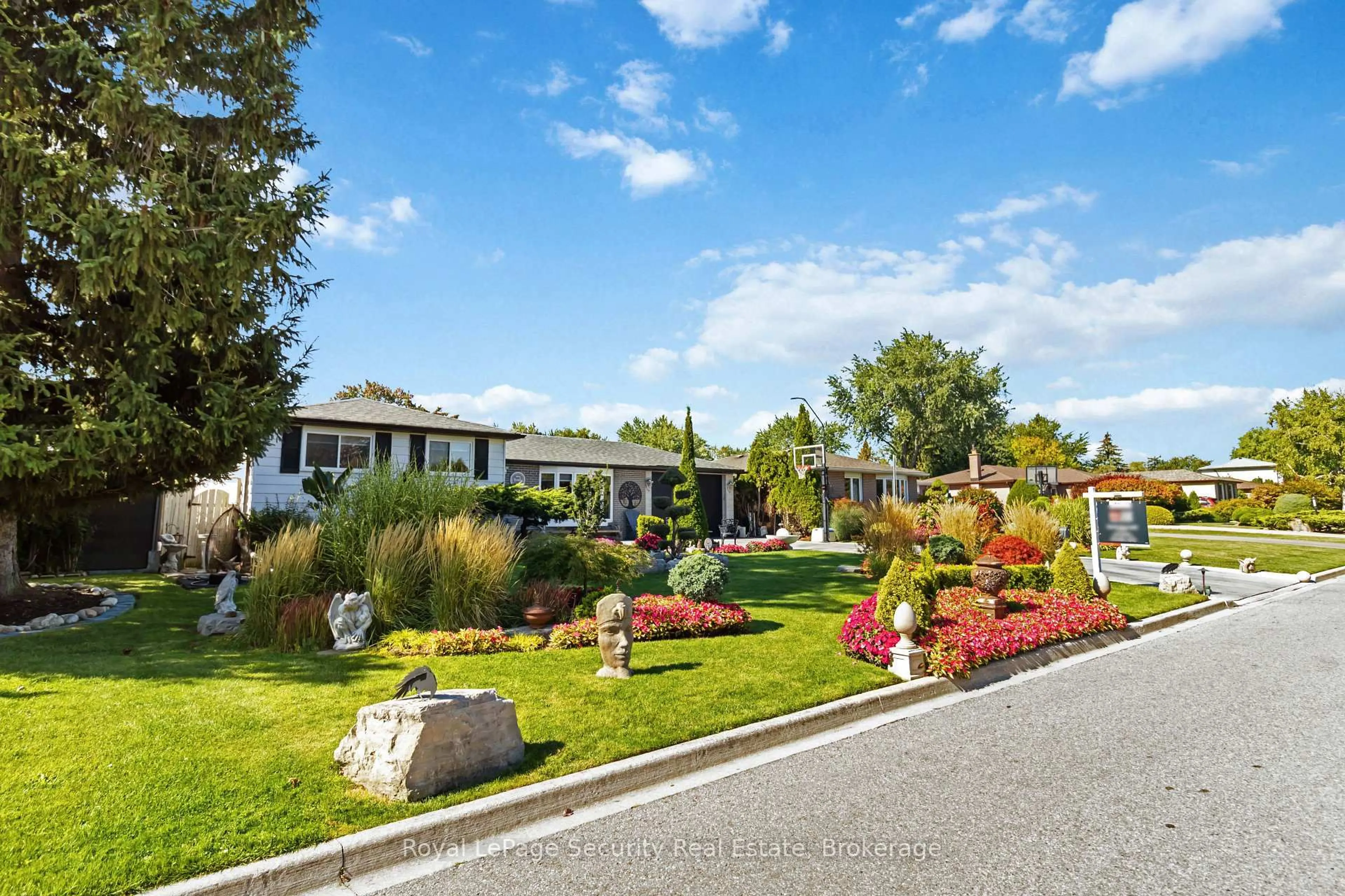 A pic from outside/outdoor area/front of a property/back of a property/a pic from drone, street for 53 Dunblaine Cres, Brampton Ontario L6T 3H1