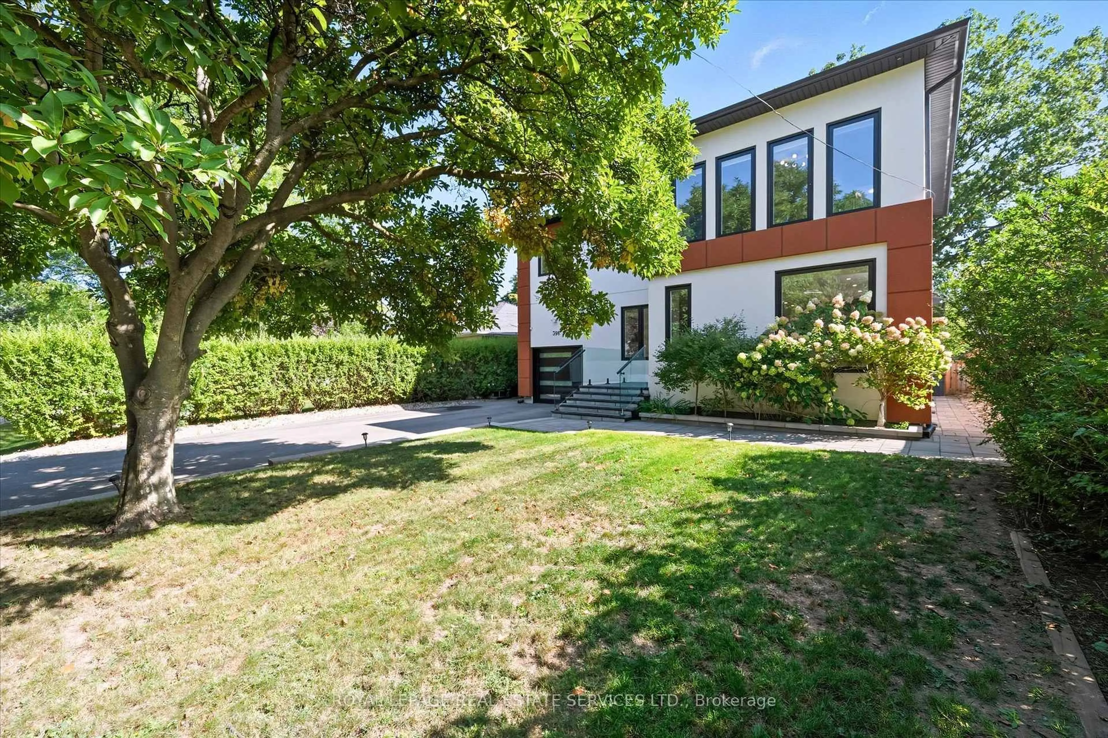 A pic from outside/outdoor area/front of a property/back of a property/a pic from drone, street for 396 River Side Dr, Oakville Ontario L6K 3N7