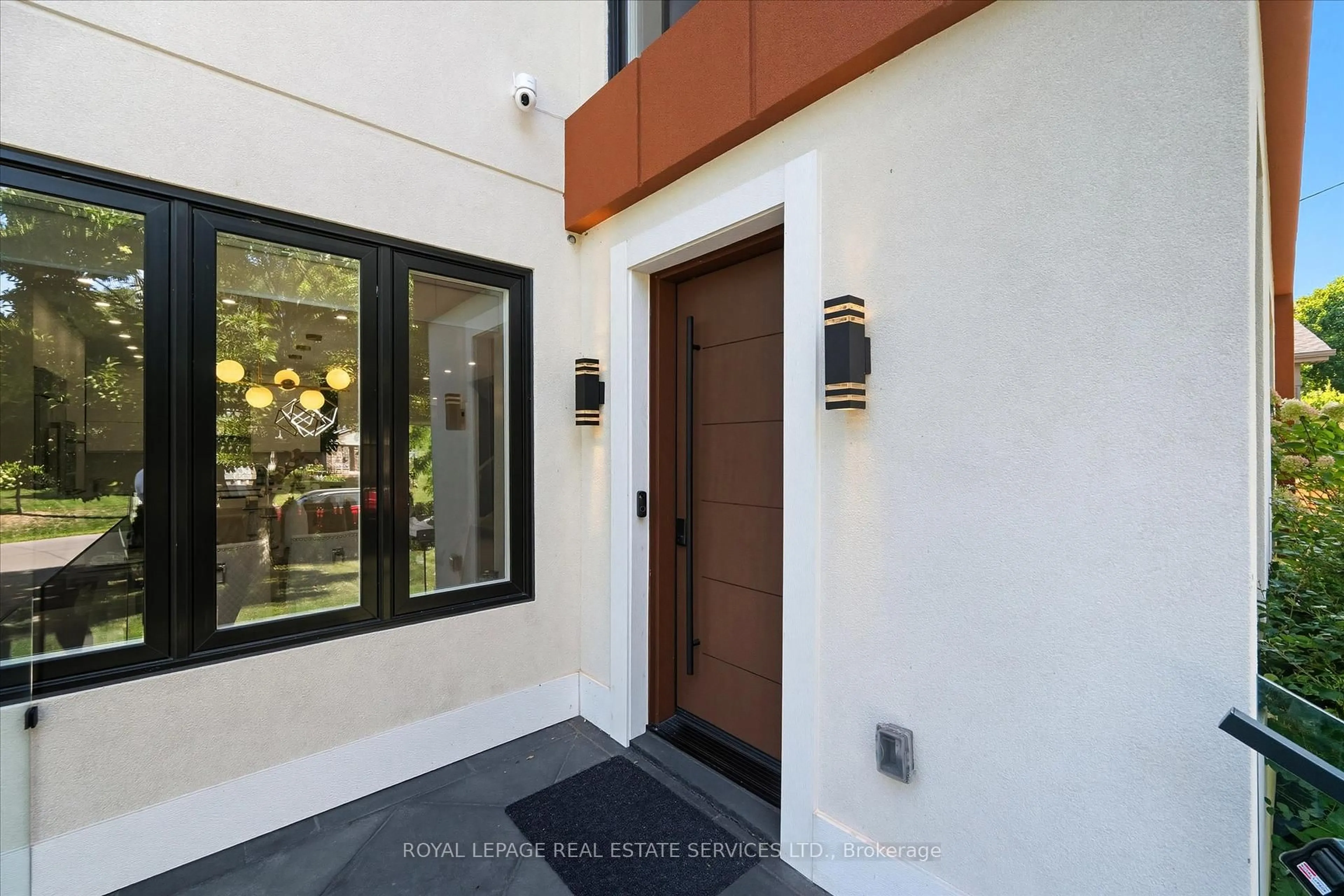 Indoor entryway for 396 River Side Dr, Oakville Ontario L6K 3N7
