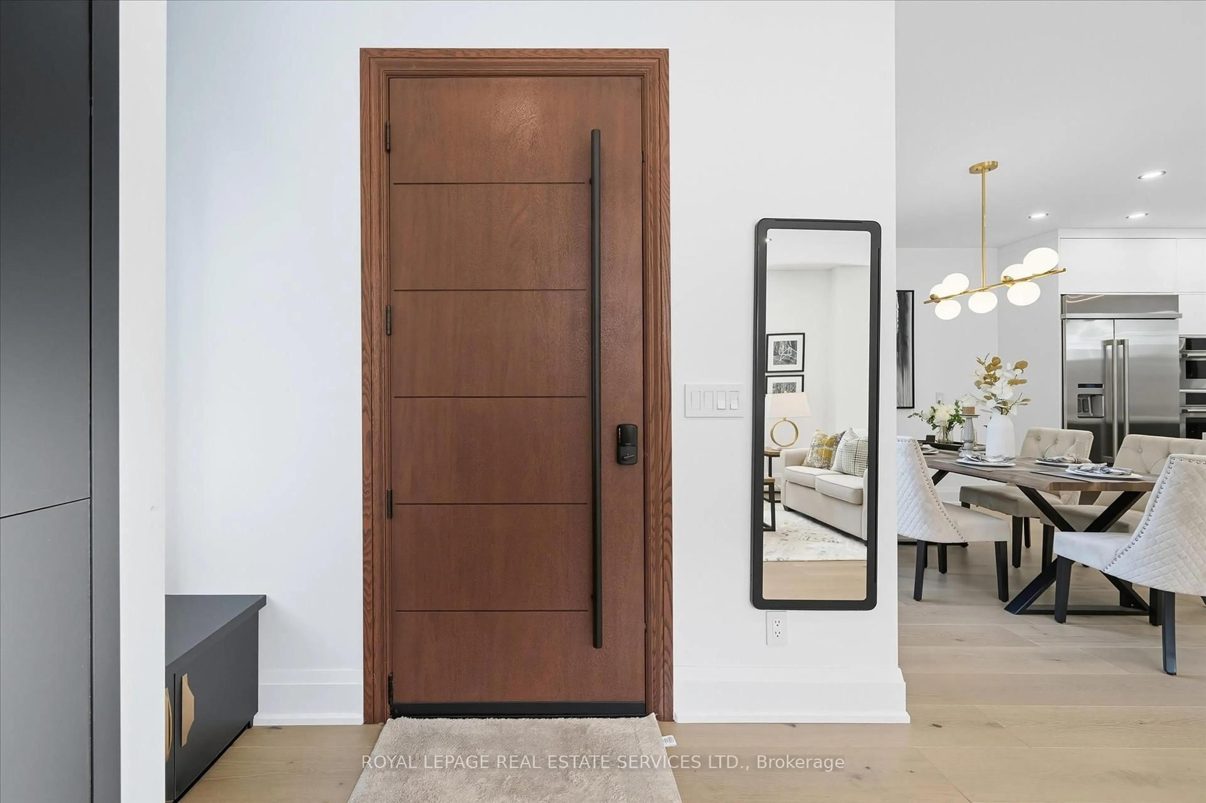 Indoor entryway for 396 River Side Dr, Oakville Ontario L6K 3N7