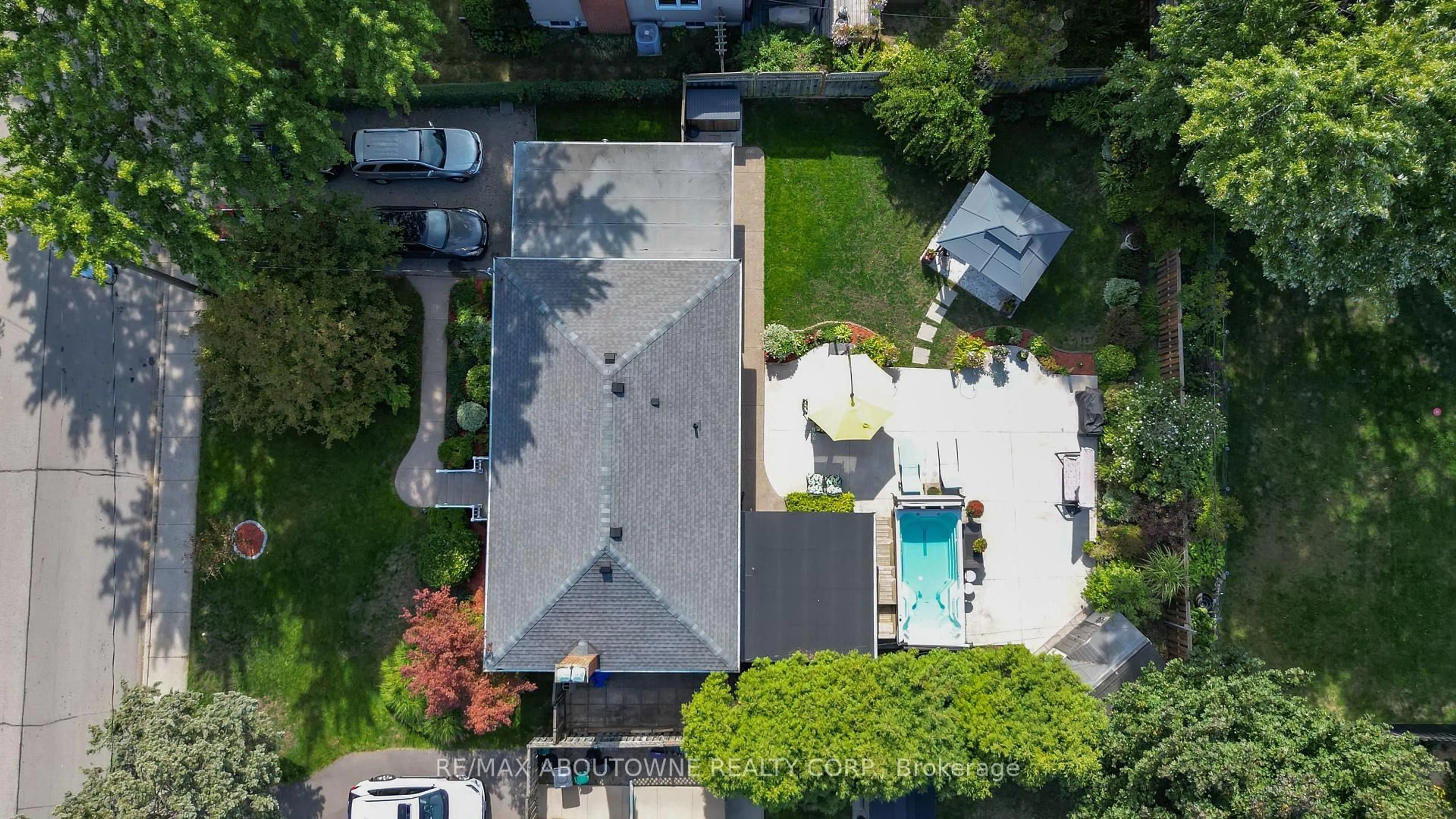 A pic from outside/outdoor area/front of a property/back of a property/a pic from drone, street for 2105 Maplewood Dr, Burlington Ontario L7R 2C6