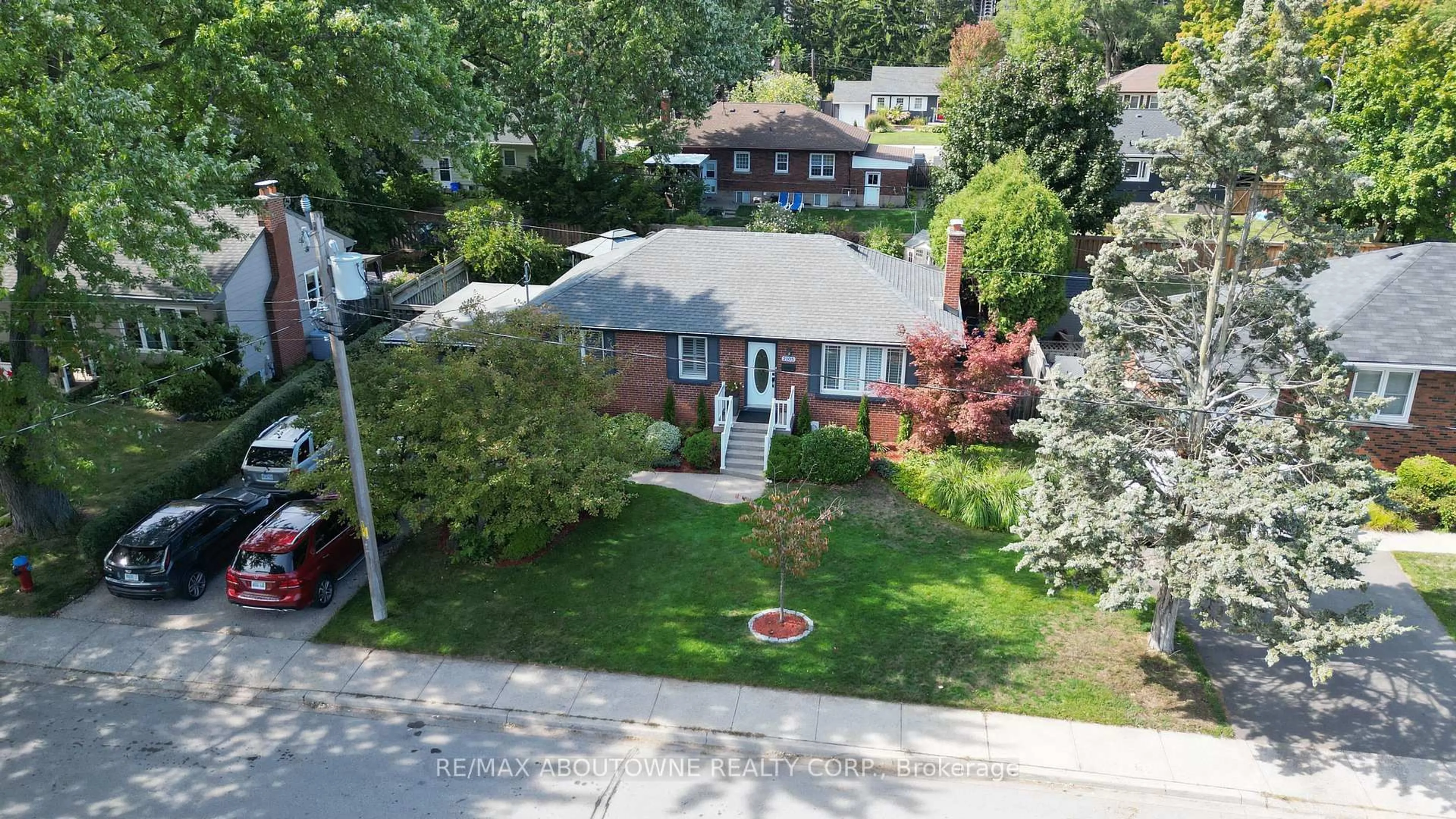 A pic from outside/outdoor area/front of a property/back of a property/a pic from drone, street for 2105 Maplewood Dr, Burlington Ontario L7R 2C6