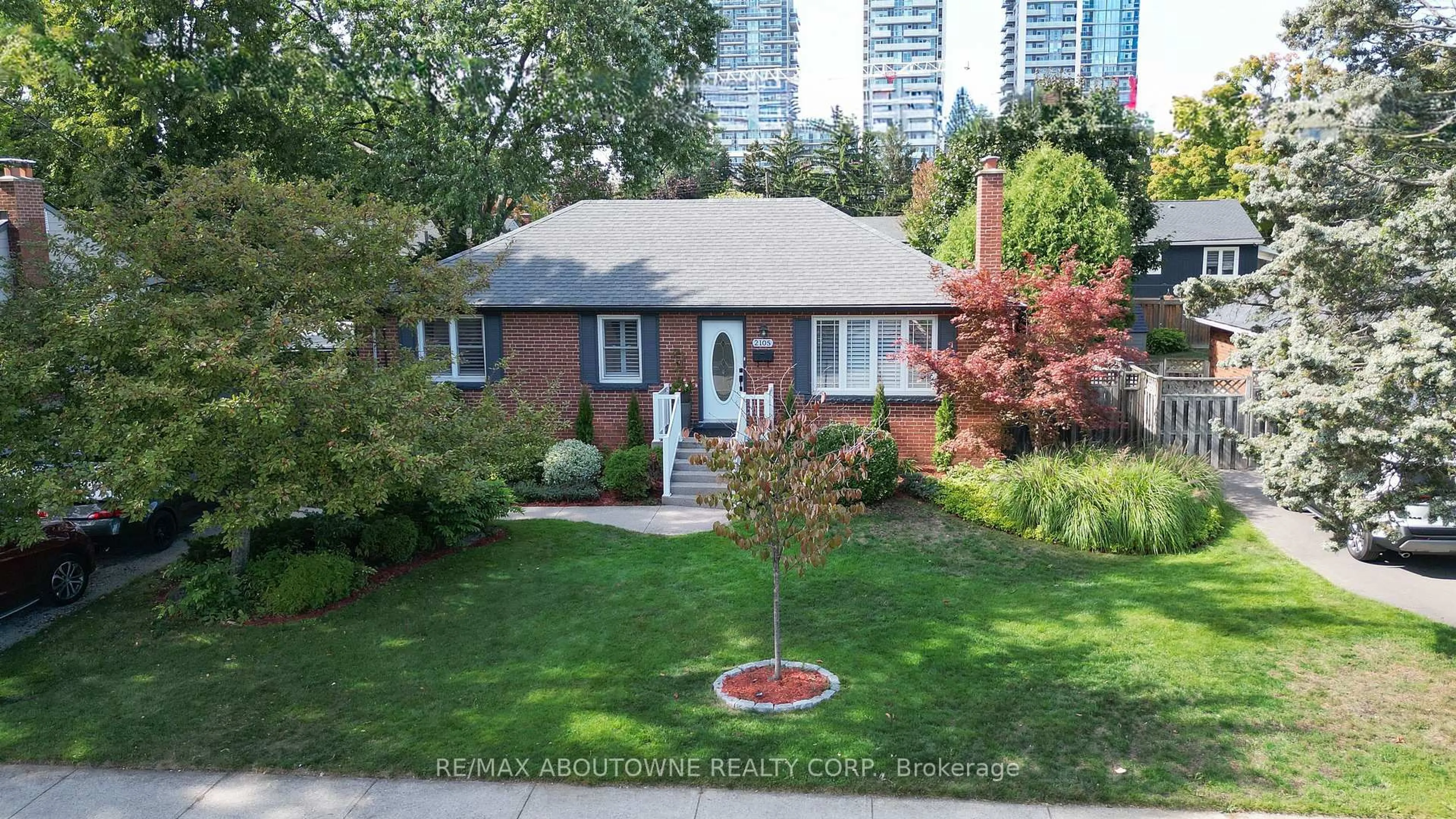 Home with brick exterior material, street for 2105 Maplewood Dr, Burlington Ontario L7R 2C6