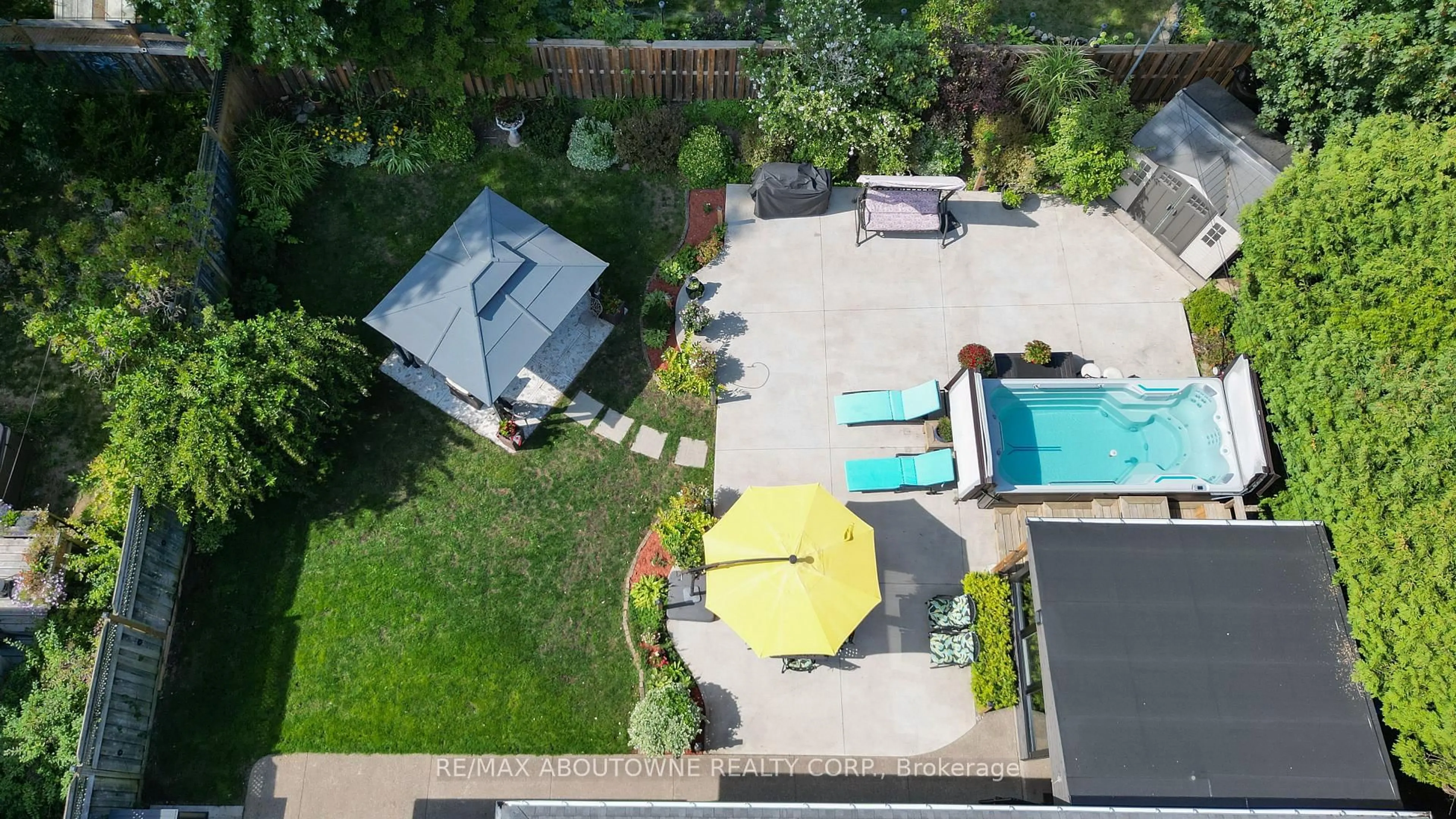 A pic from outside/outdoor area/front of a property/back of a property/a pic from drone, street for 2105 Maplewood Dr, Burlington Ontario L7R 2C6