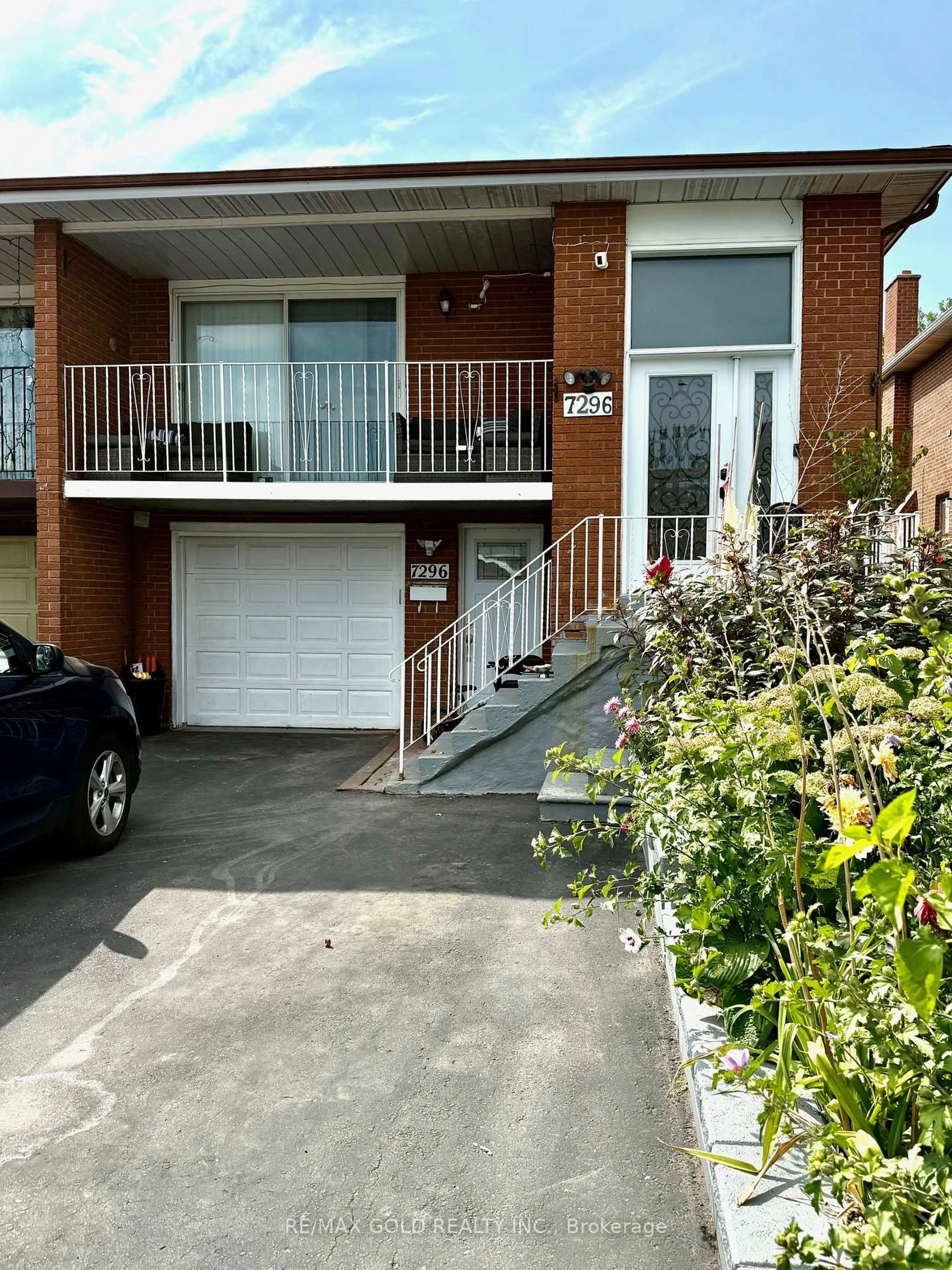 A pic from outside/outdoor area/front of a property/back of a property/a pic from drone, street for 7296 Sigsbee Dr, Mississauga Ontario L4T 4A2