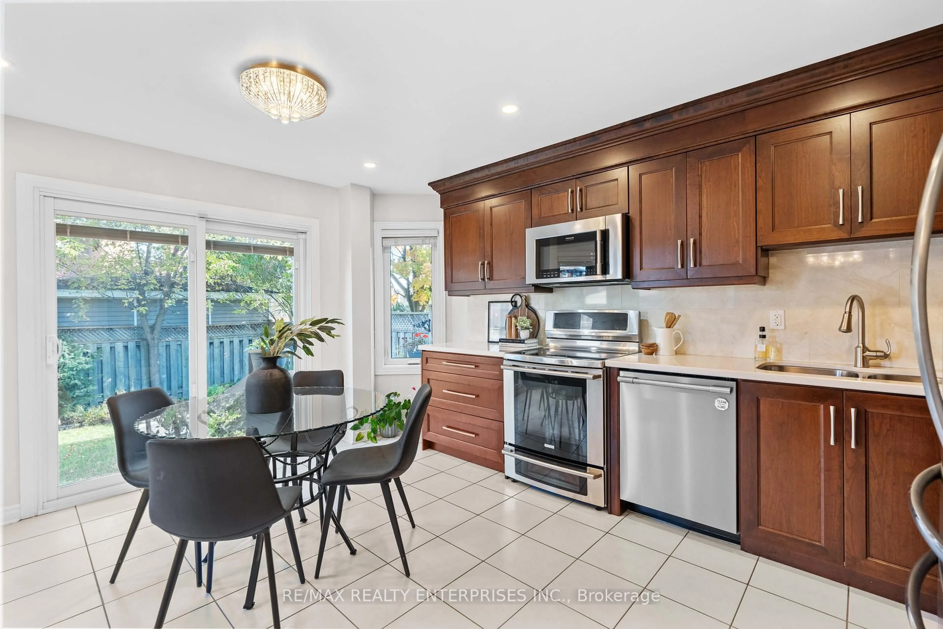 Open concept kitchen, ceramic/tile floor for 129 Valonia Dr, Brampton Ontario L6V 4J8