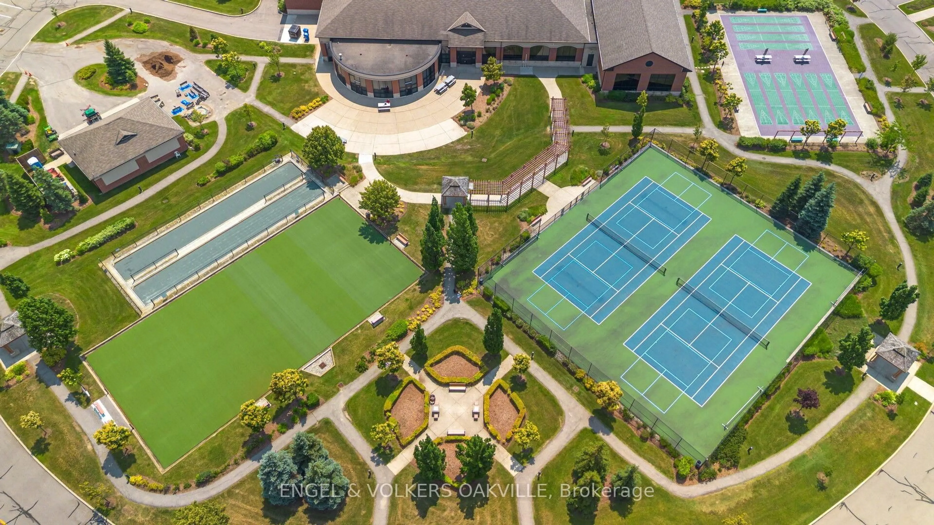 A pic from outside/outdoor area/front of a property/back of a property/a pic from drone, unknown for 27 Jazzberry Rd #43, Brampton Ontario L6R 3Y4