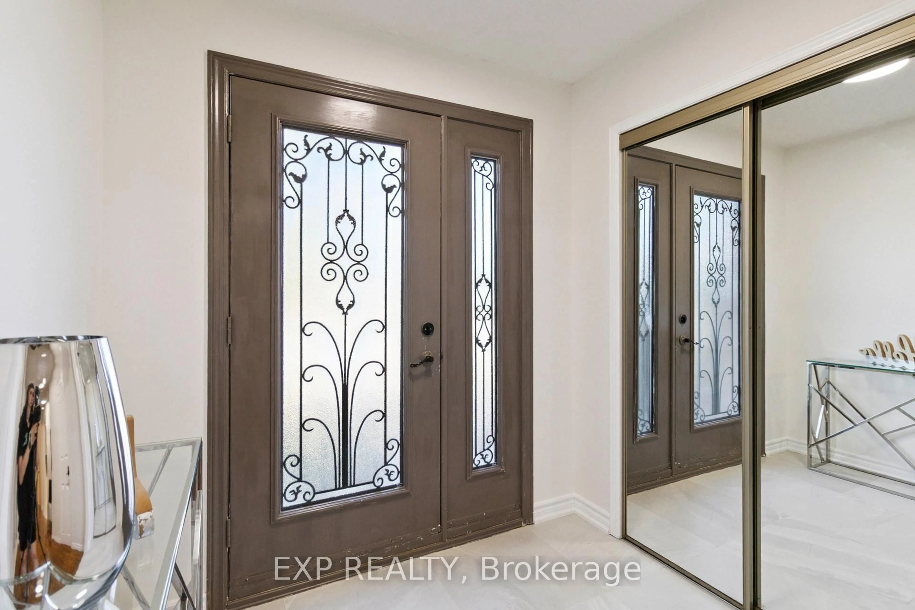 Indoor entryway for 2239 Shipwright Rd, Oakville Ontario L6M 3E2