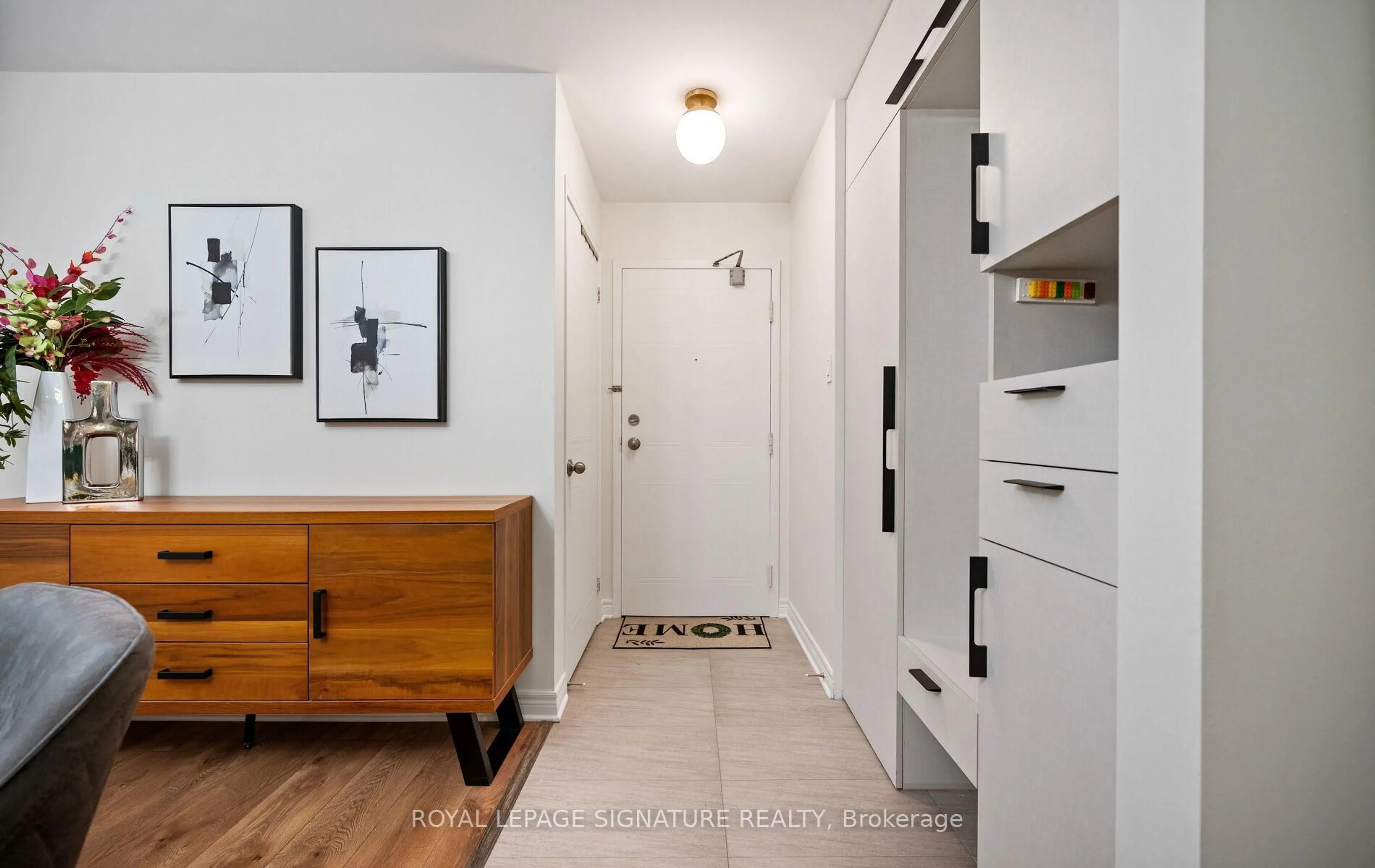 Indoor entryway for 1504 Pilgrims Way #1021, Oakville Ontario L6M 3H1