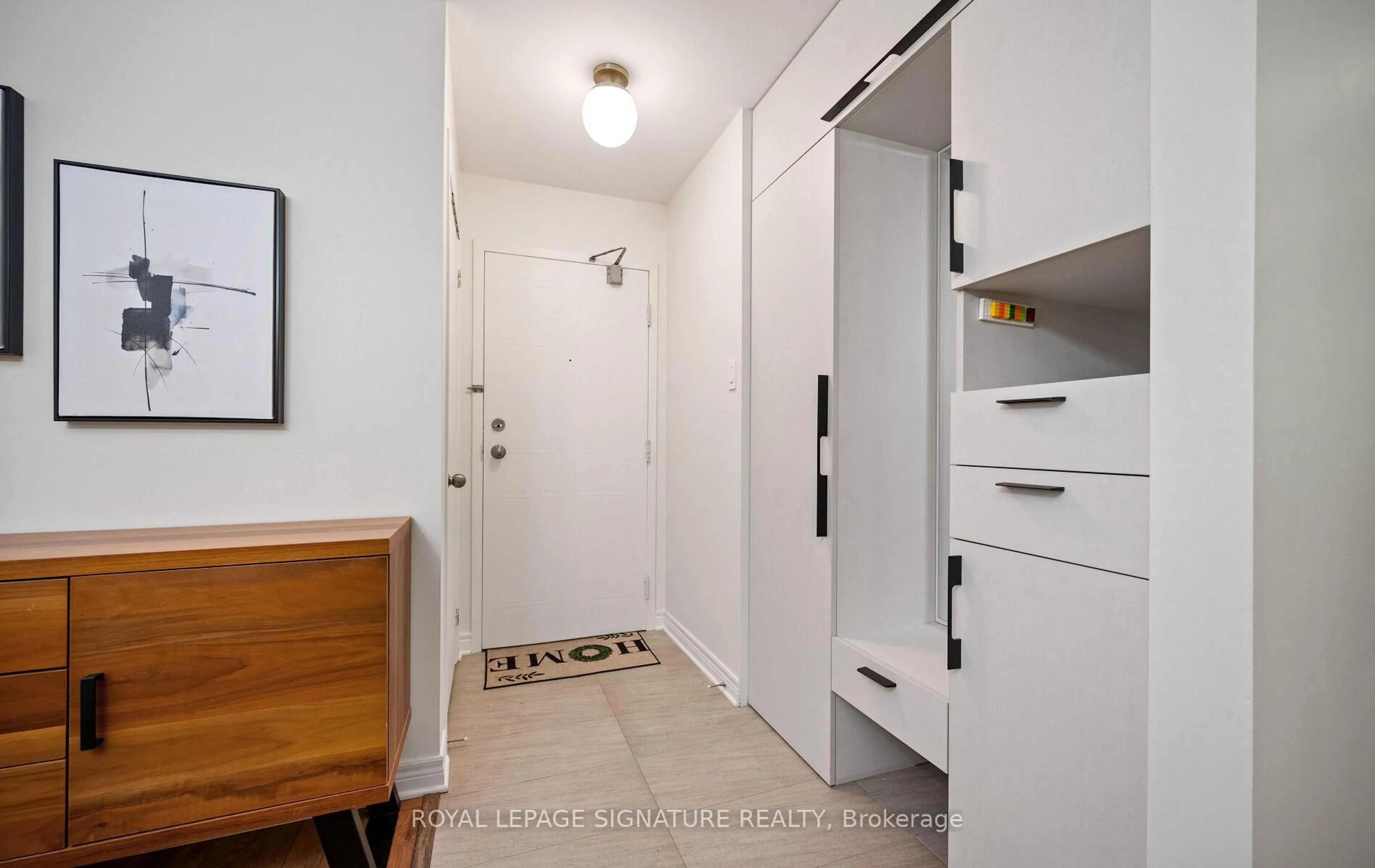 Indoor entryway for 1504 Pilgrims Way #1021, Oakville Ontario L6M 3H1
