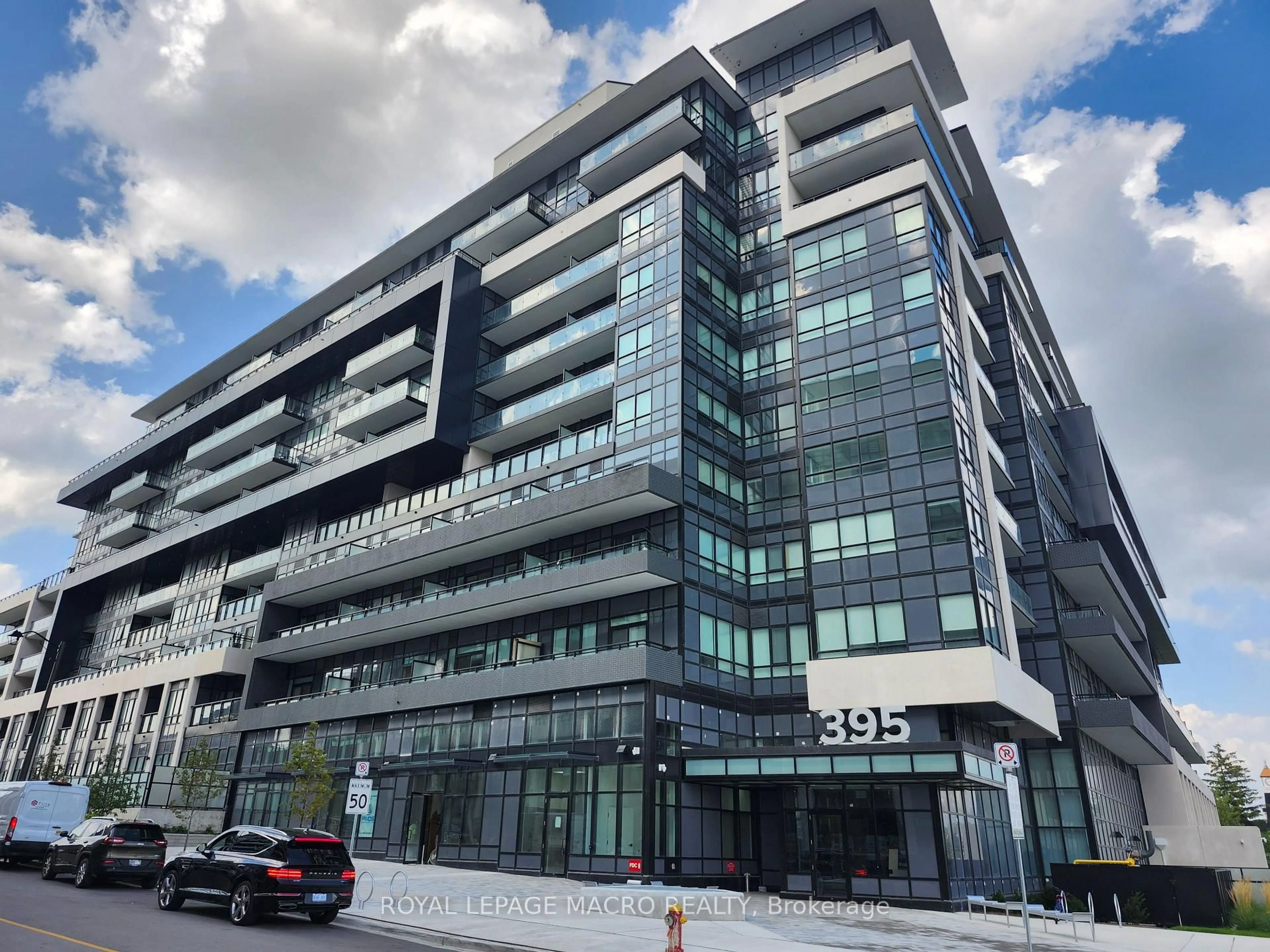 Indoor foyer for 395 Dundas St #114, Oakville Ontario L6M 5R8