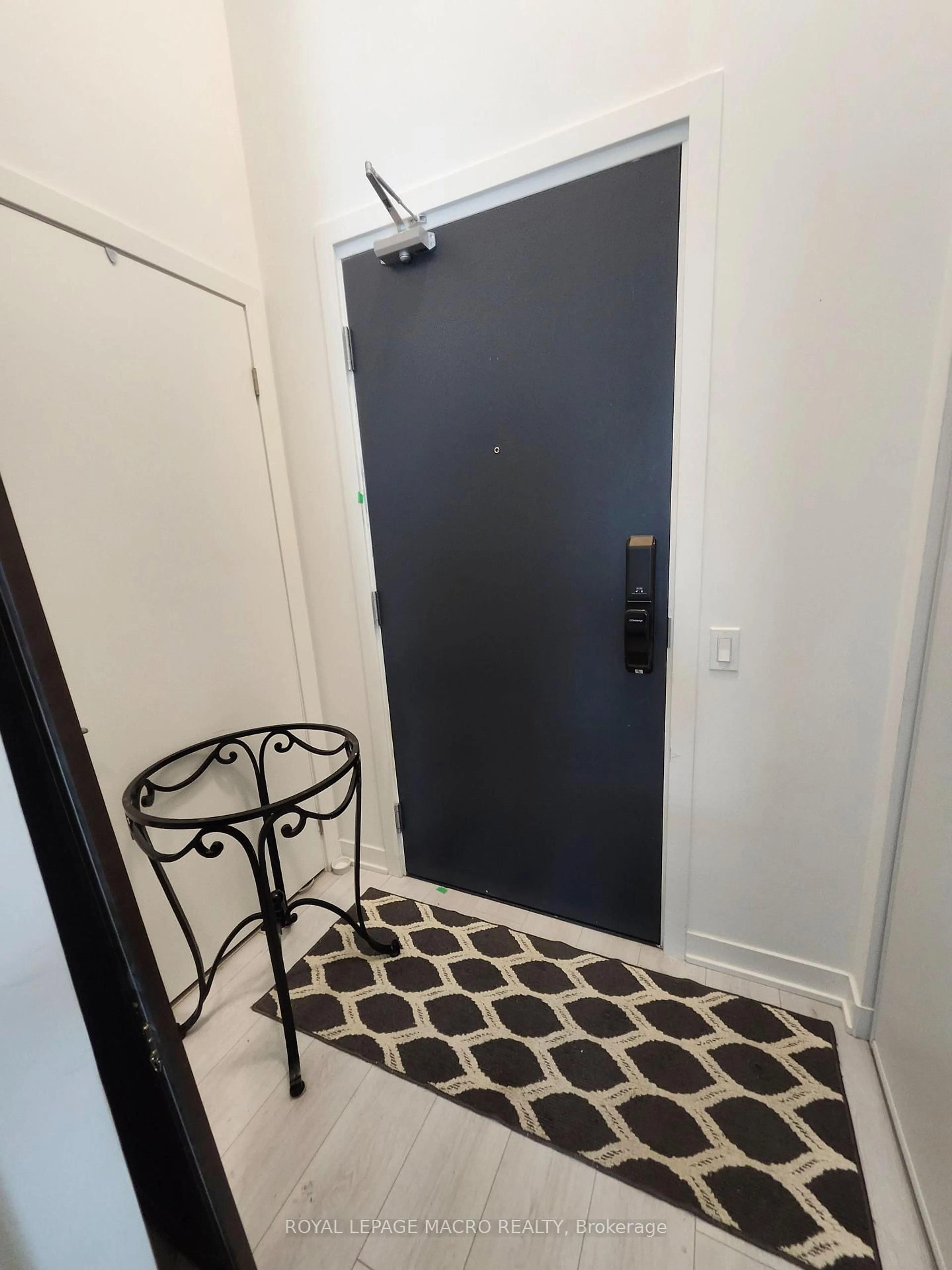 Indoor entryway for 395 Dundas St #114, Oakville Ontario L6M 5R8