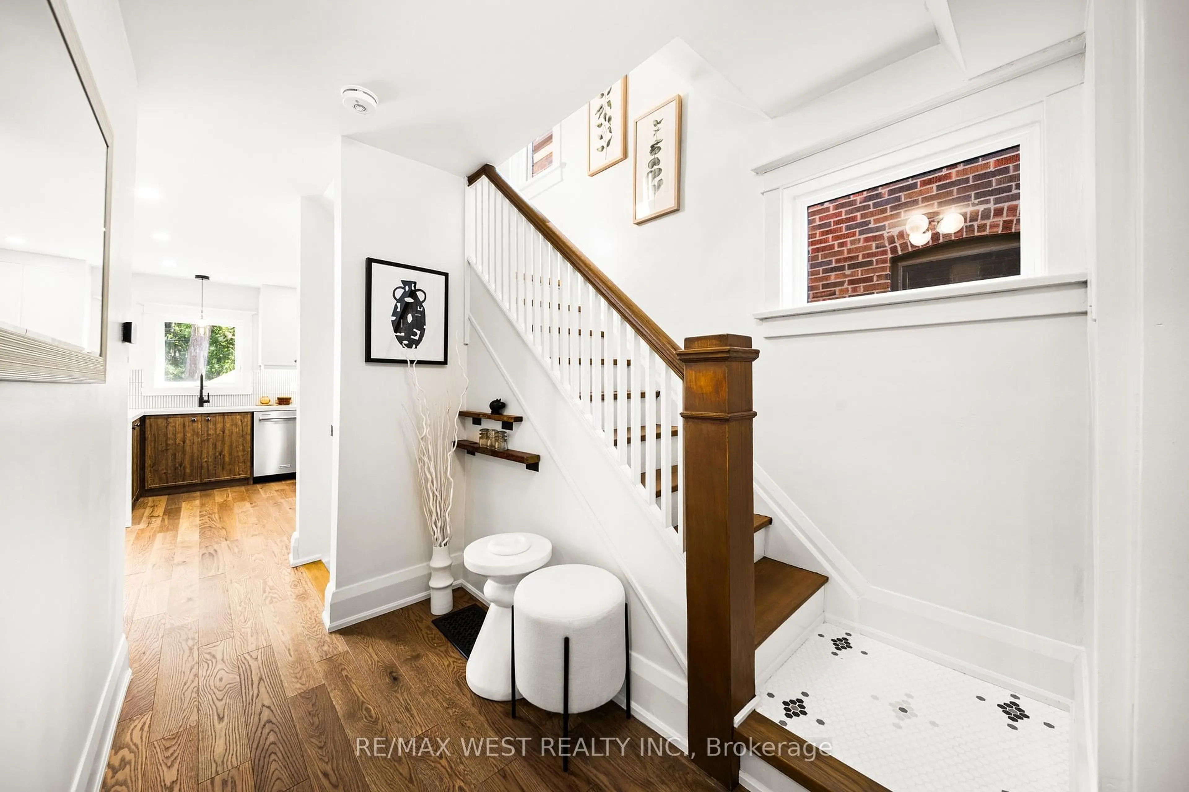 Indoor entryway for 125 Brookside Ave, Toronto Ontario M6S 4G8