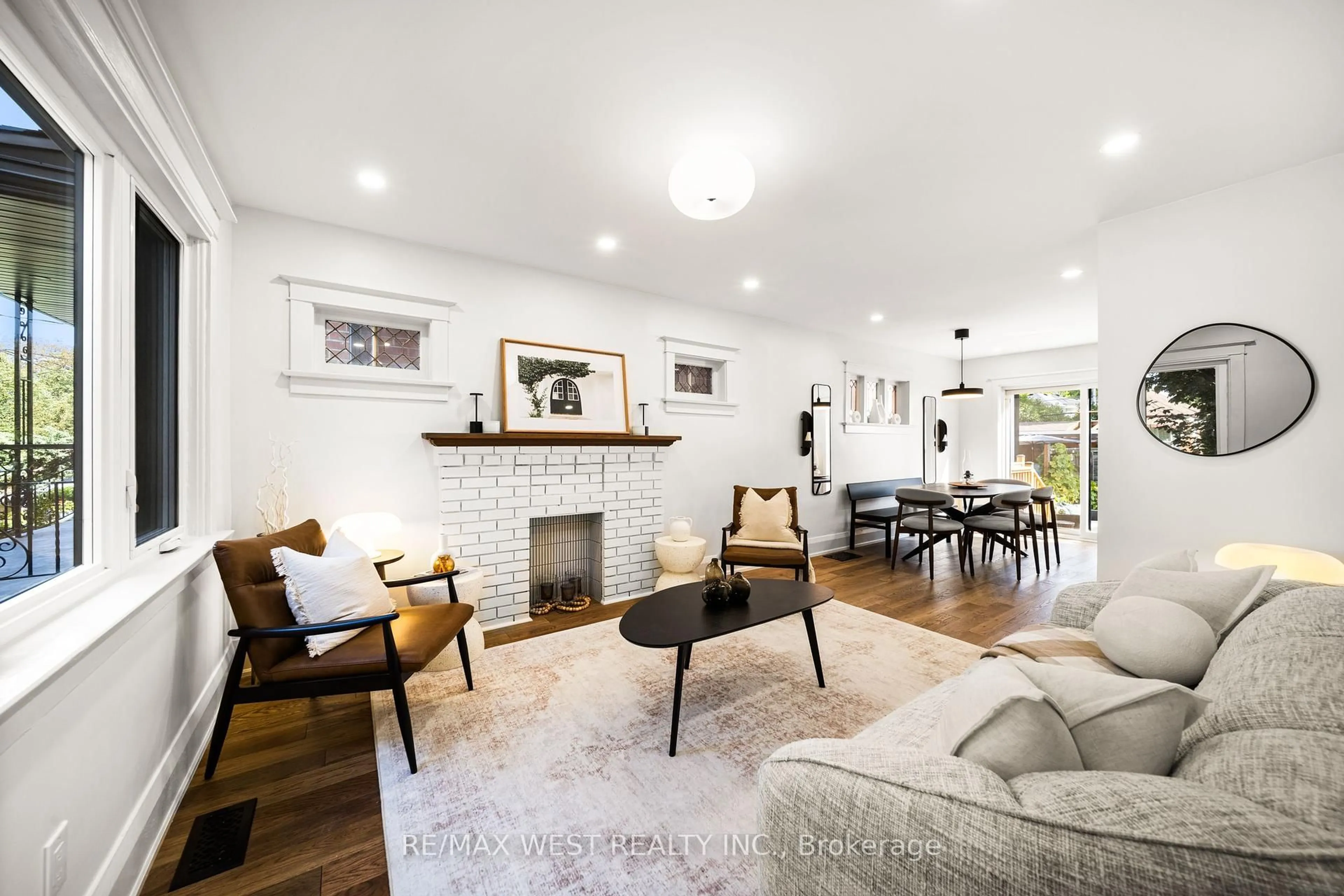 Living room with furniture, unknown for 125 Brookside Ave, Toronto Ontario M6S 4G8