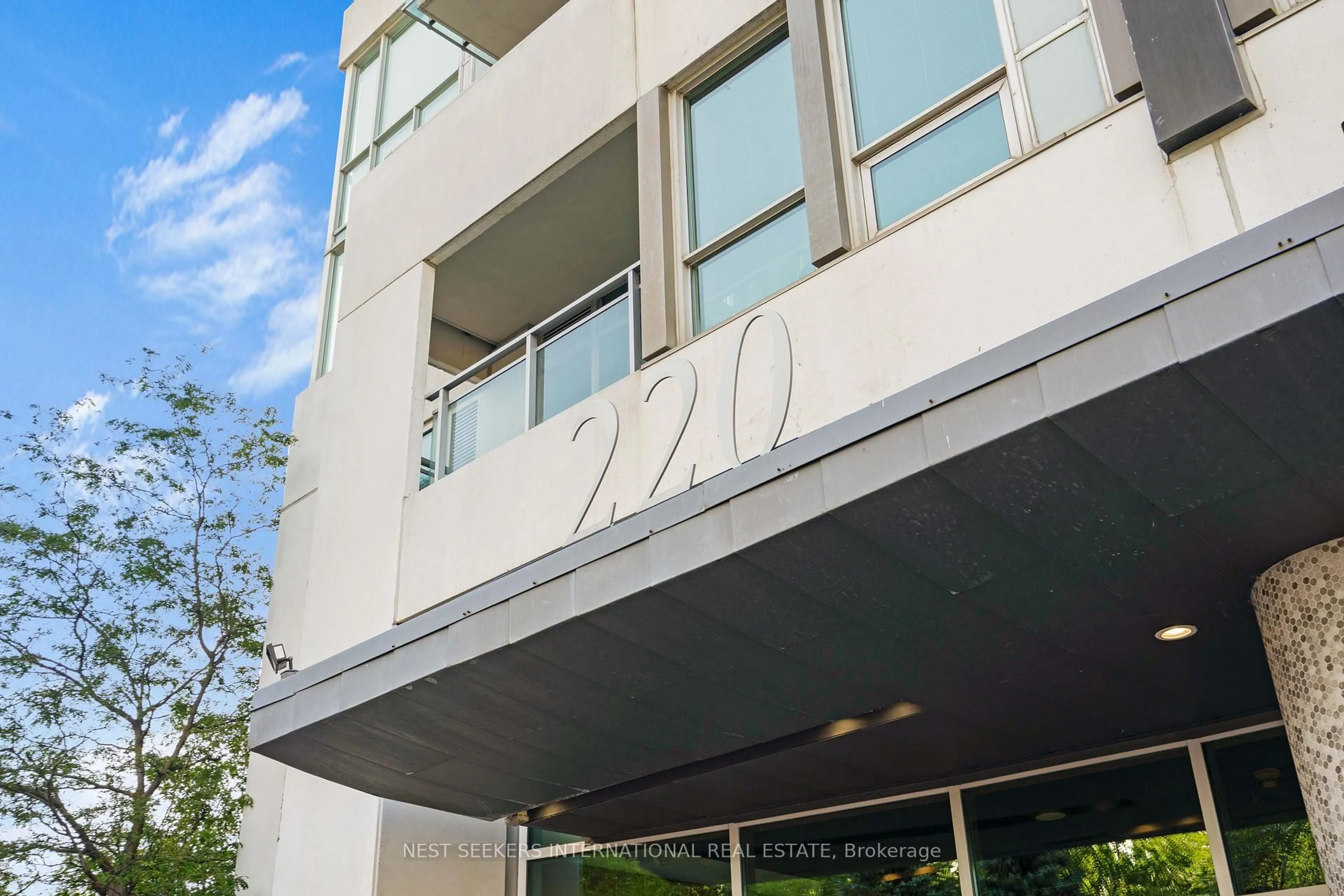 Indoor foyer for 220 Burnhamthorpe Rd #501, Mississauga Ontario L5B 4N4
