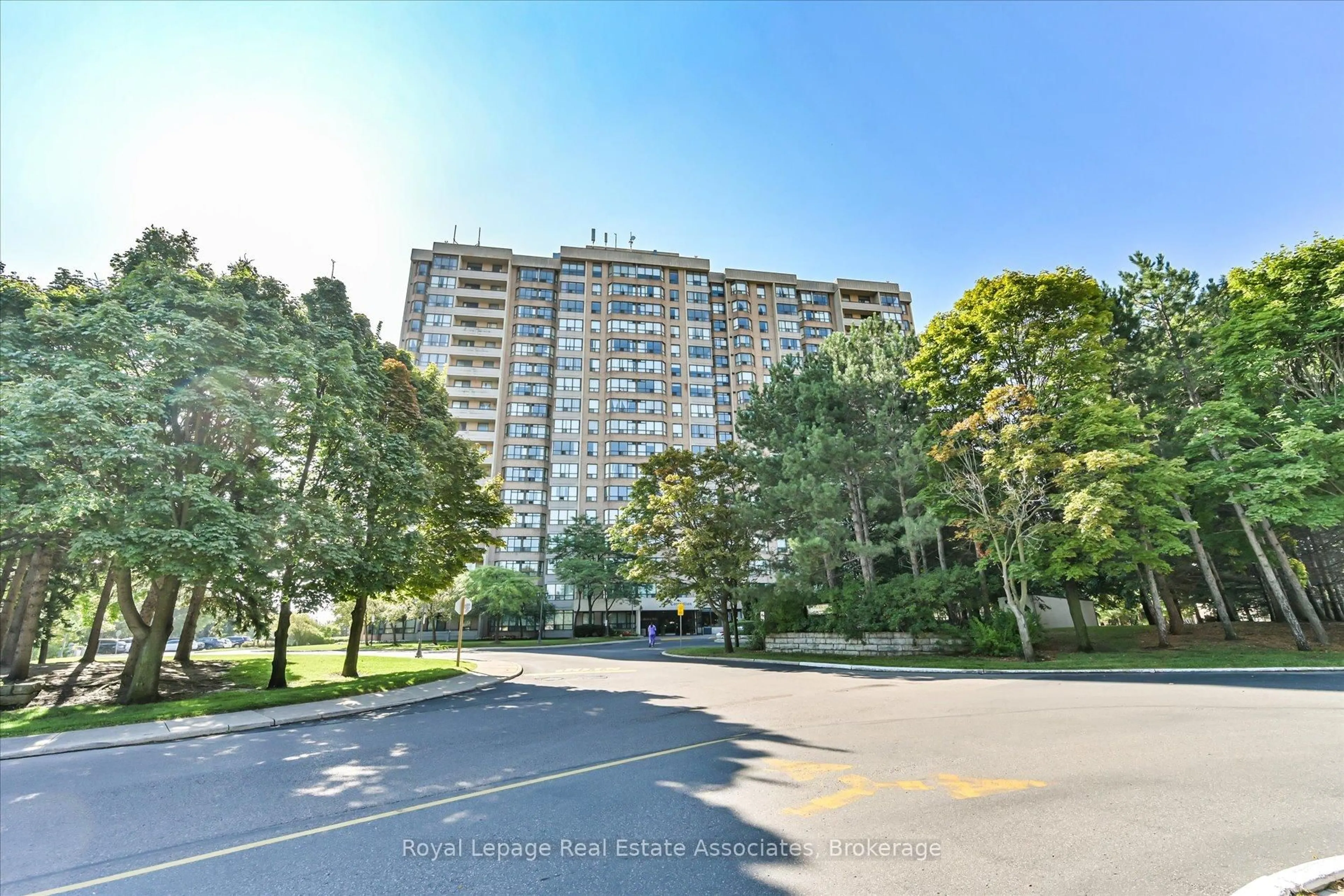 A pic from outside/outdoor area/front of a property/back of a property/a pic from drone, unknown for 10 Malta Ave #1209, Brampton Ontario L6Y 4G6