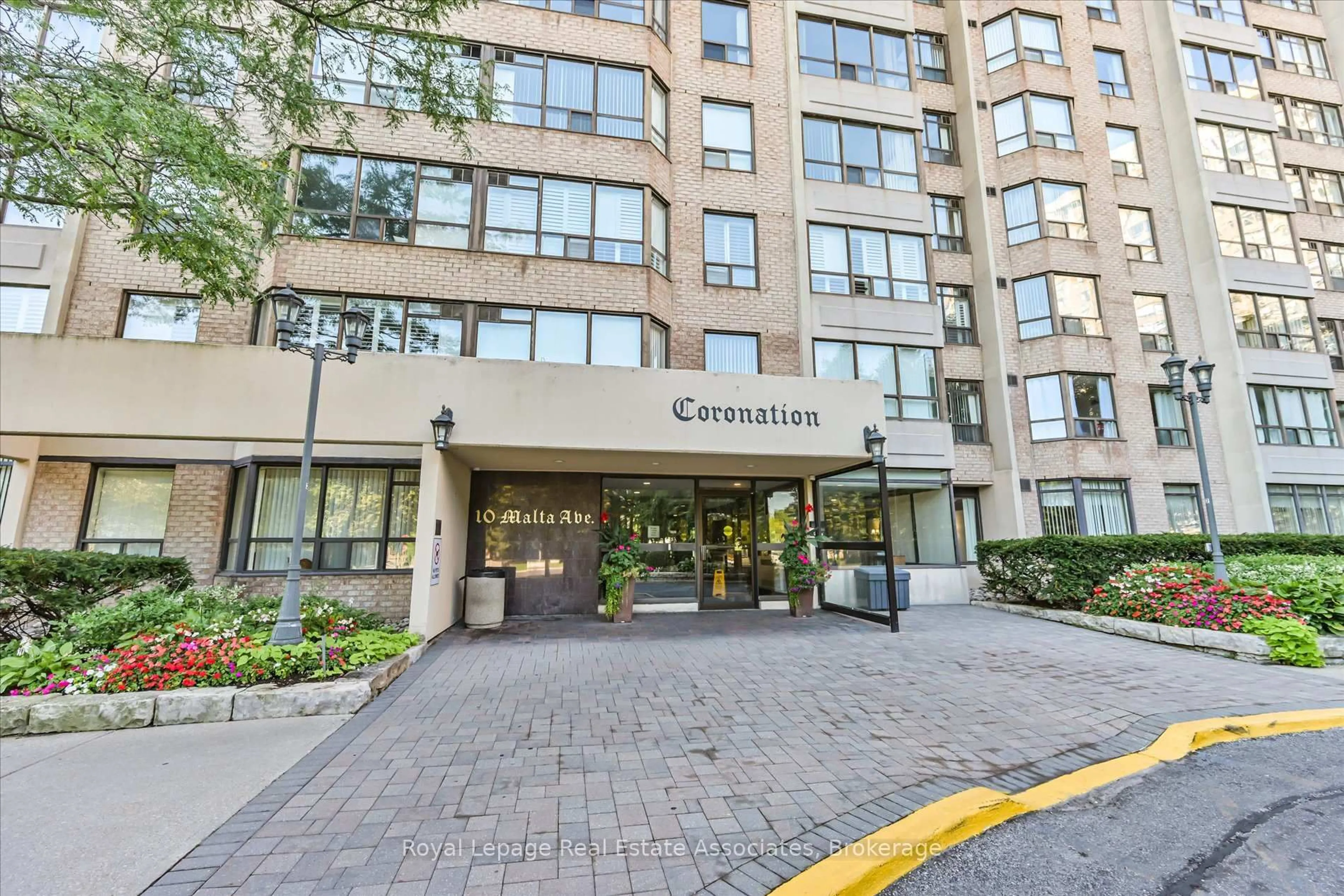 Indoor foyer for 10 Malta Ave #1209, Brampton Ontario L6Y 4G6