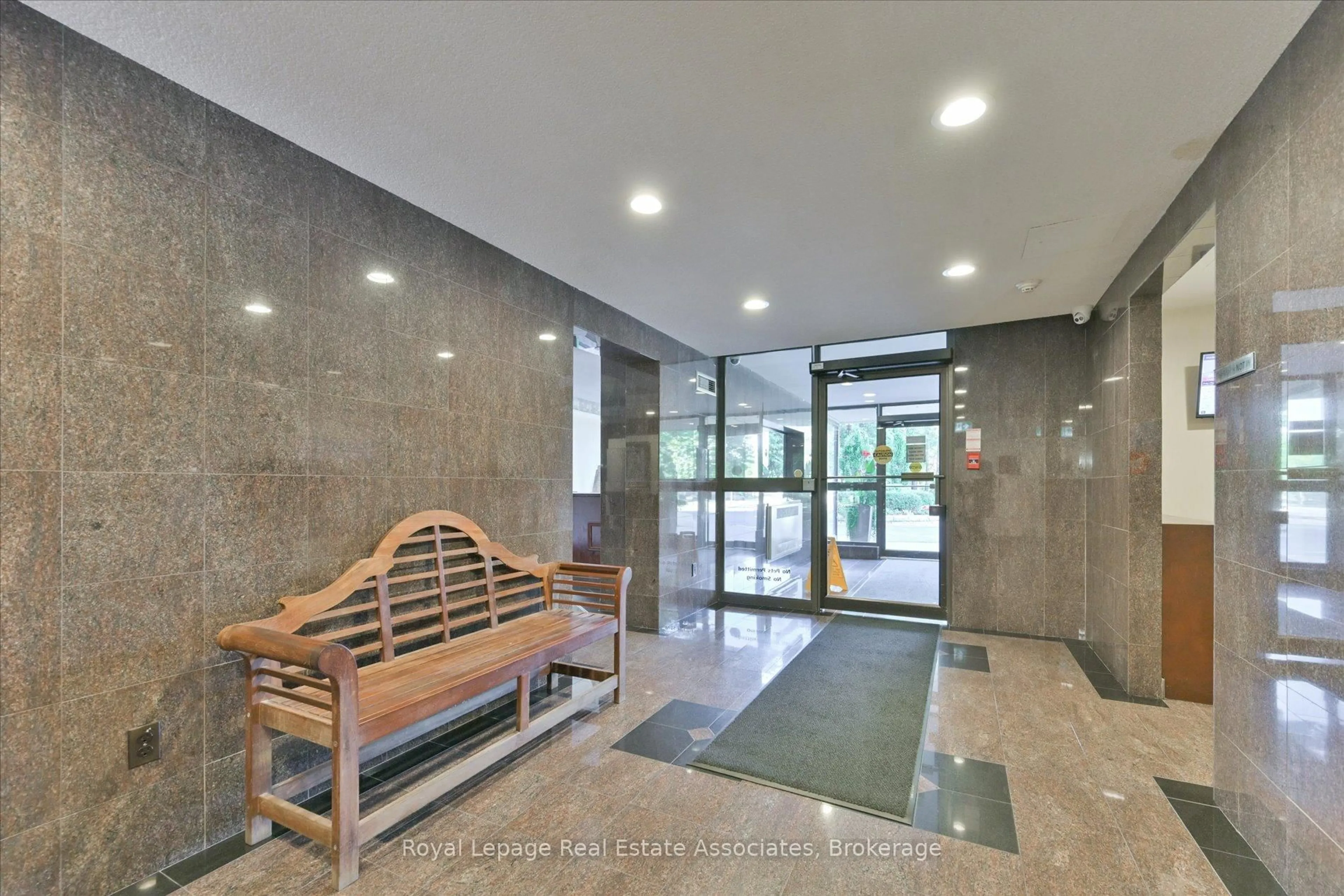 Indoor foyer for 10 Malta Ave #1209, Brampton Ontario L6Y 4G6