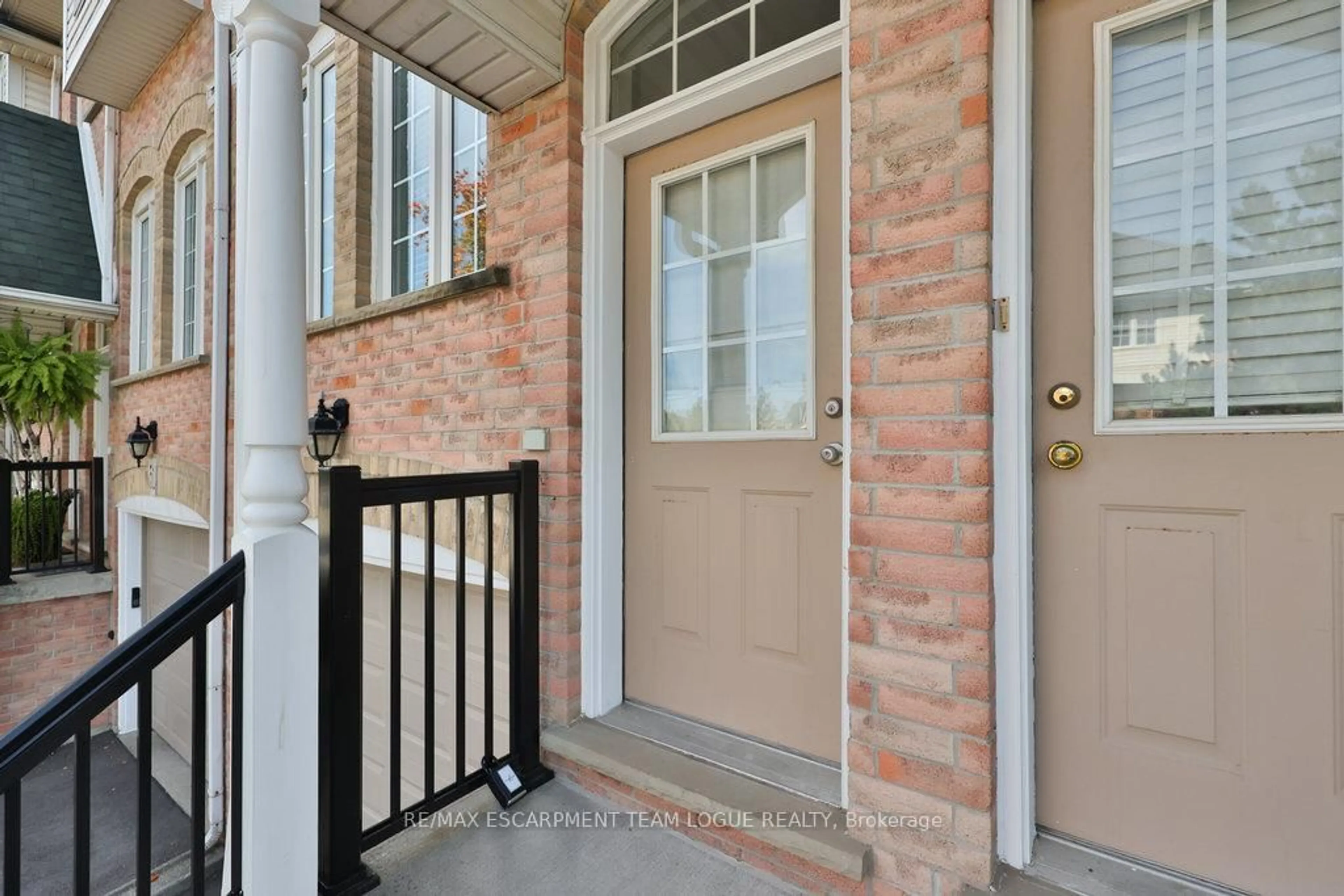 Indoor entryway for 3480 Upper Middle Rd #50, Burlington Ontario L7M 4R7