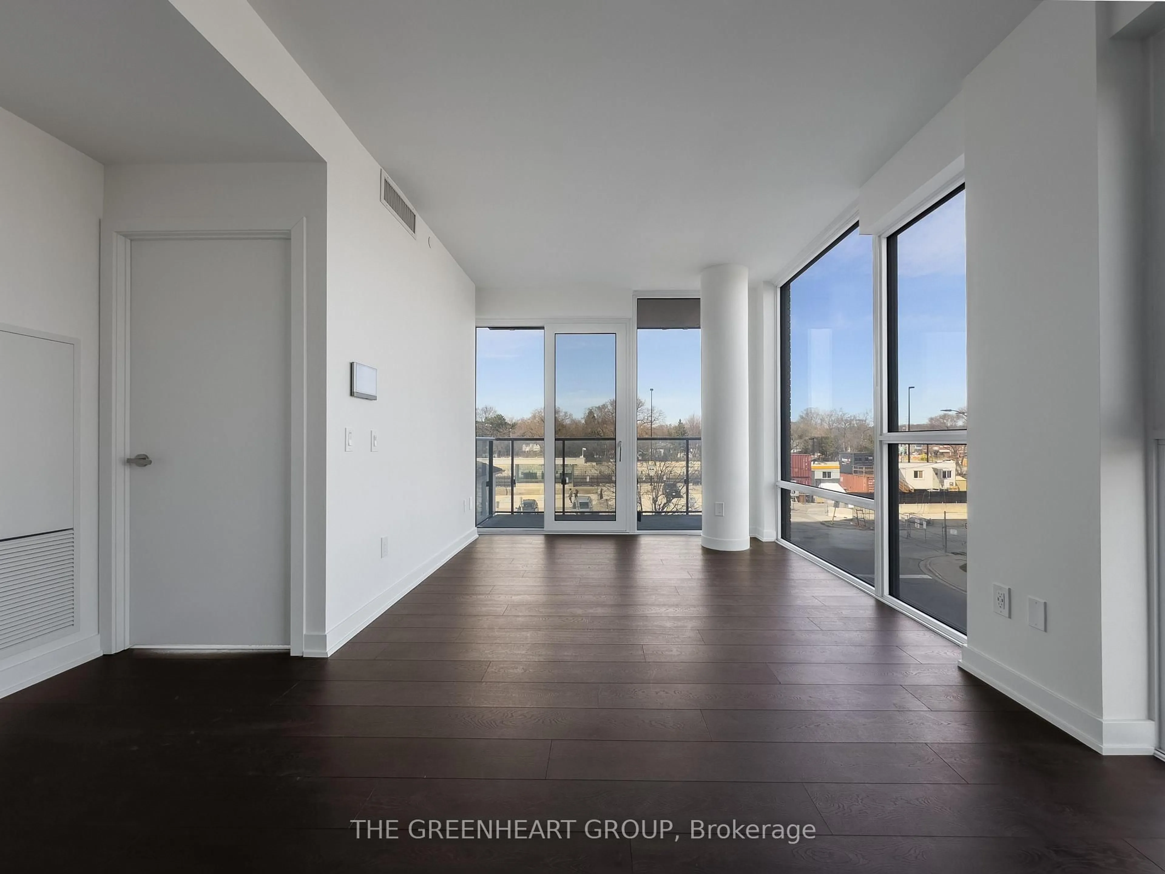 Indoor foyer for 28 Ann St #221, Mississauga Ontario L5G 0E1
