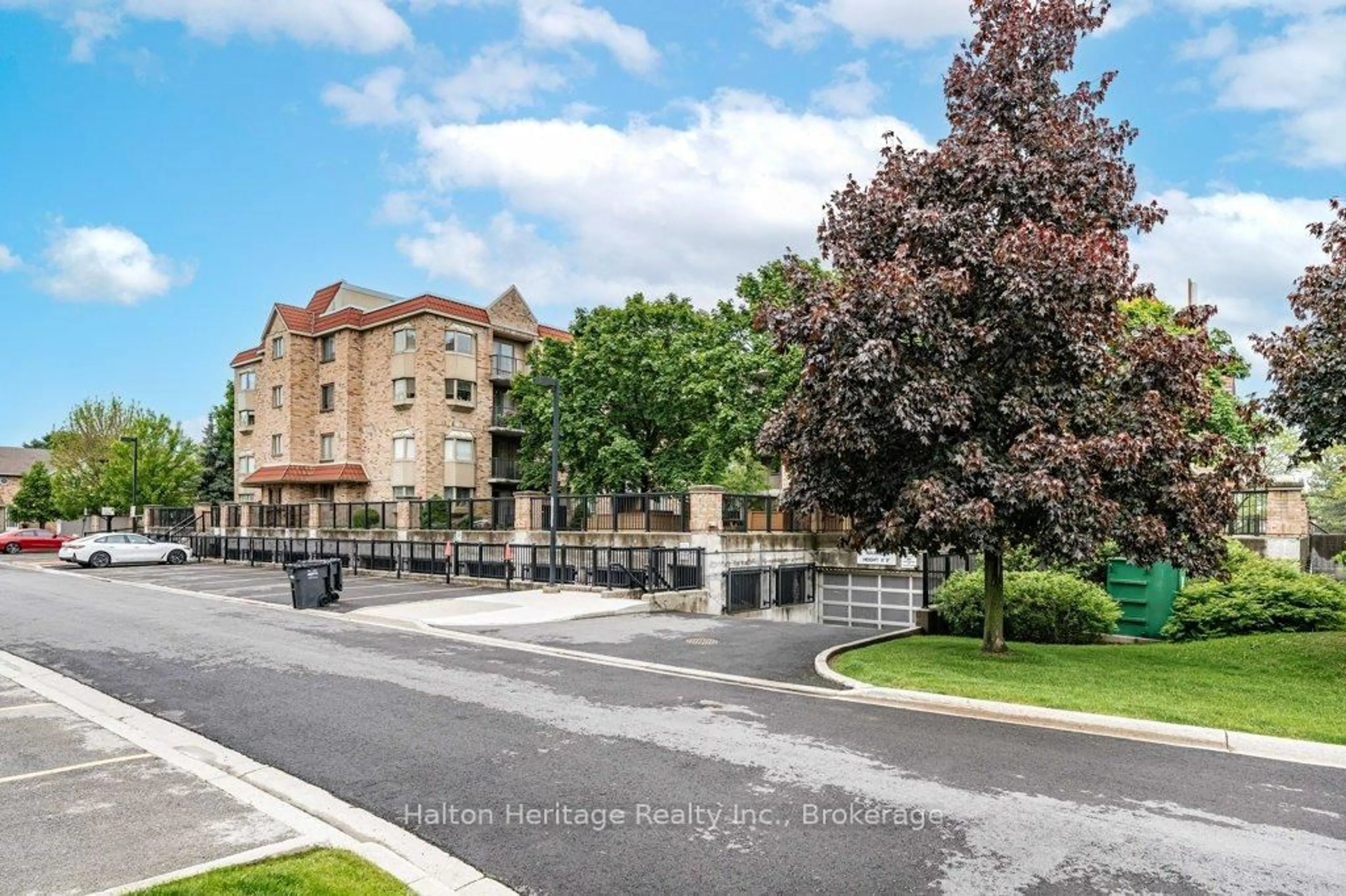 A pic from outside/outdoor area/front of a property/back of a property/a pic from drone, street for 3499 Upper Middle Rd #210, Burlington Ontario L7M 4M7