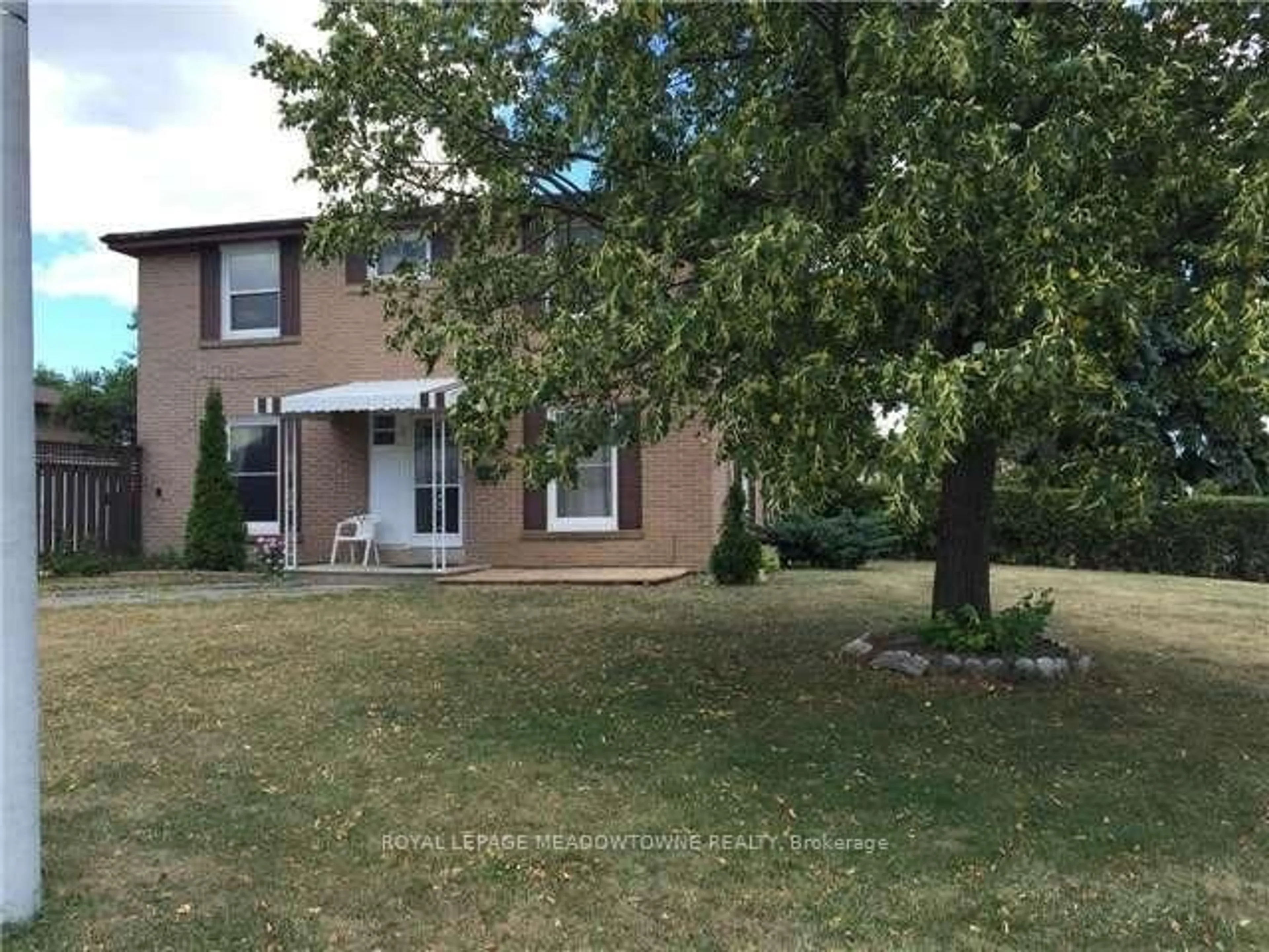 A pic from outside/outdoor area/front of a property/back of a property/a pic from drone, street for 3 Dunwich Pl, Brampton Ontario L6T 1K3