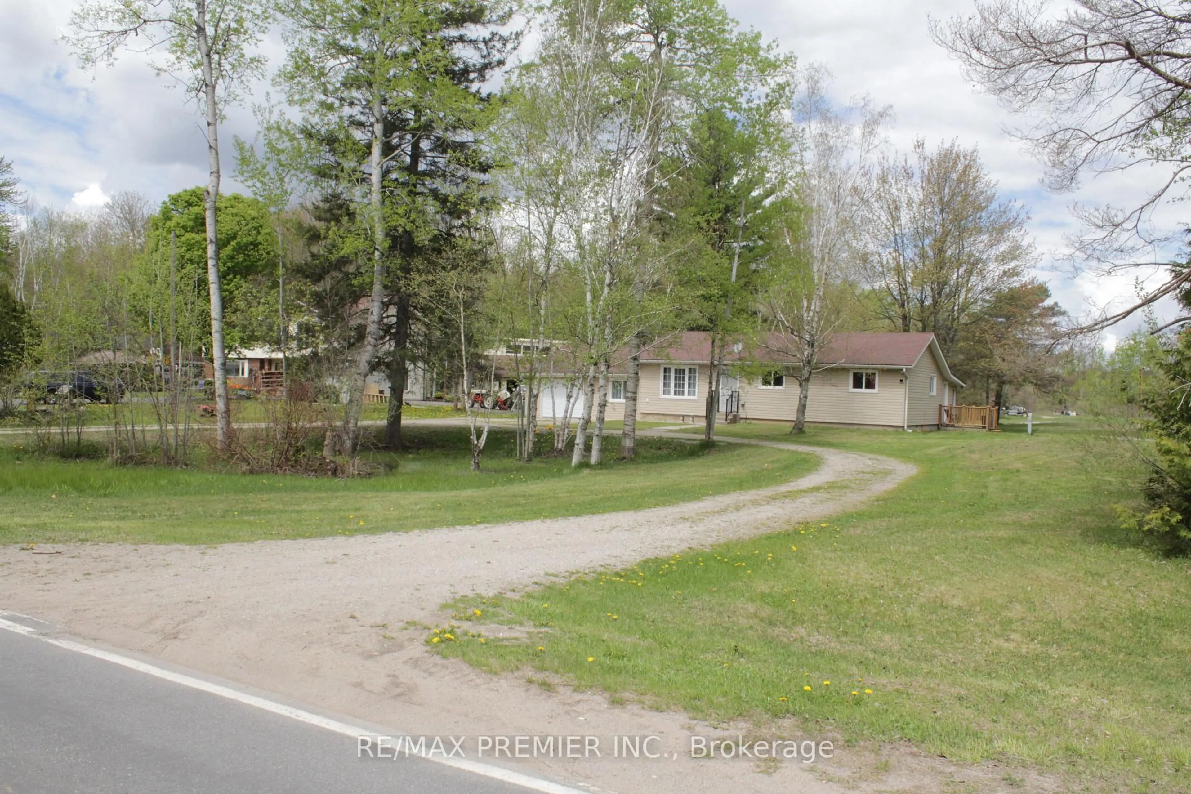 A pic from outside/outdoor area/front of a property/back of a property/a pic from drone, unknown for 164 Royal Valley Dr, Caledon Ontario L7C 1B7