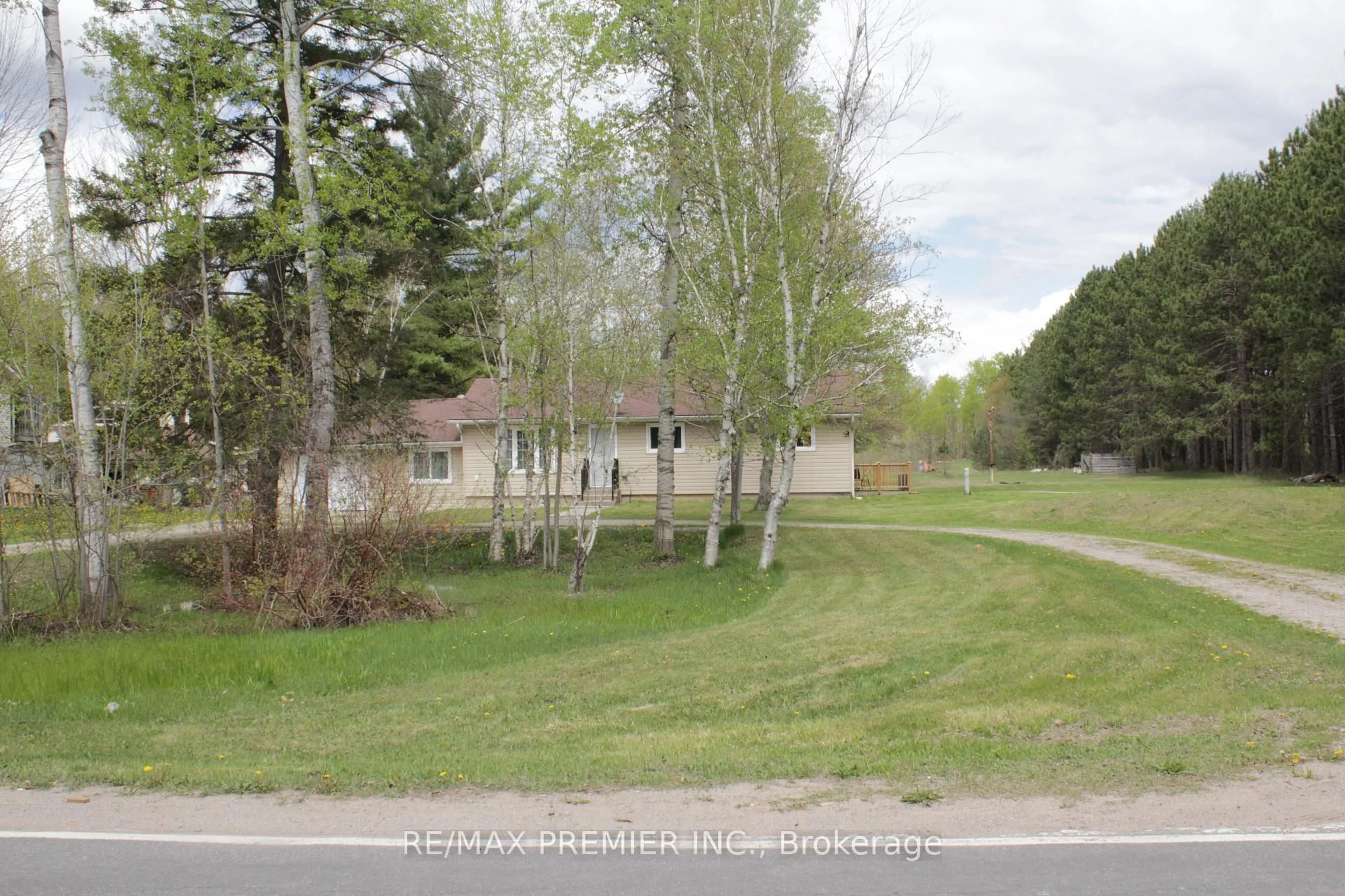 A pic from outside/outdoor area/front of a property/back of a property/a pic from drone, street for 164 Royal Valley Dr, Caledon Ontario L7C 1B7