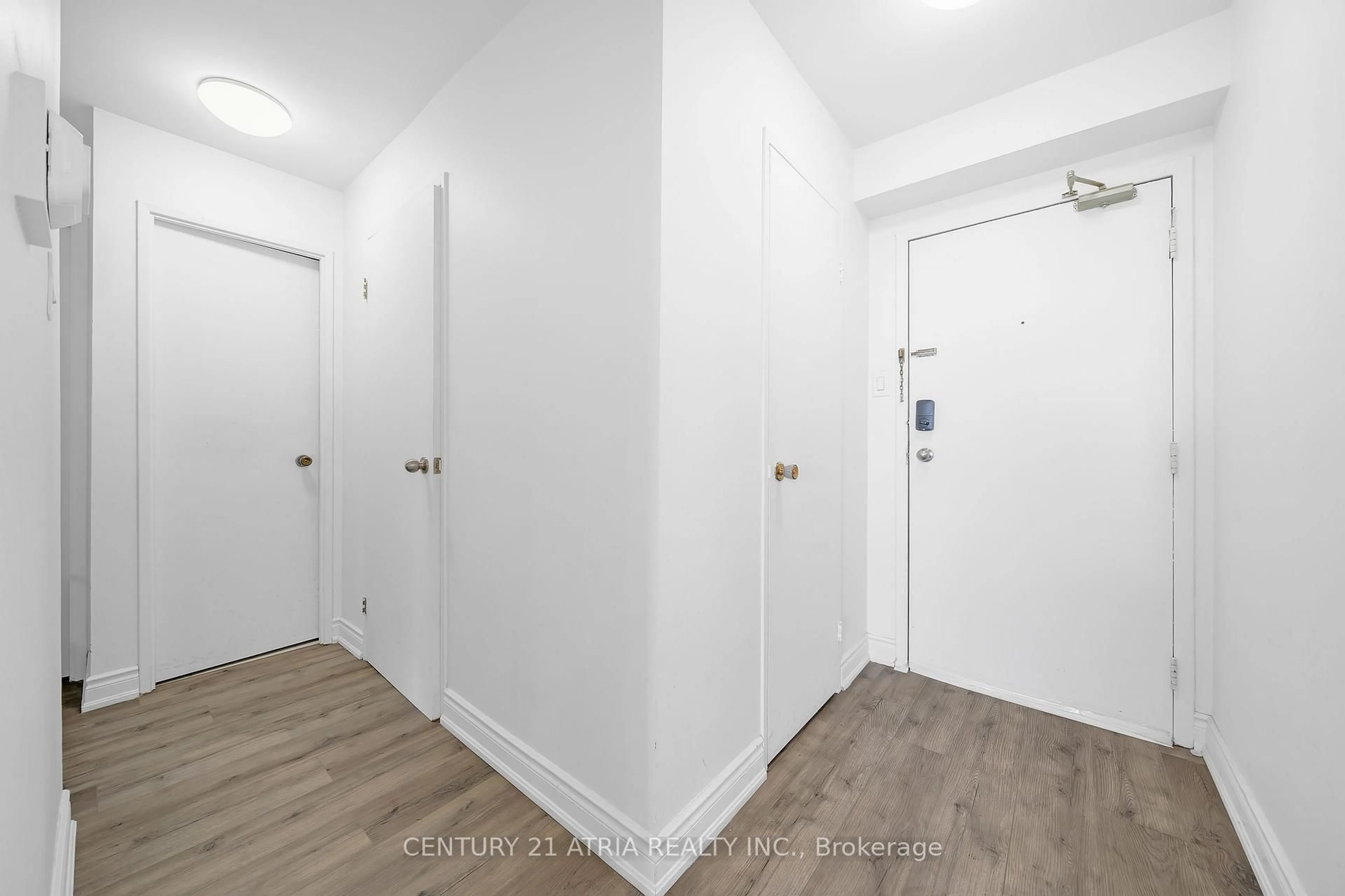 Indoor entryway for 10 Tobermory Dr #1102, Toronto Ontario M3N 2Y5