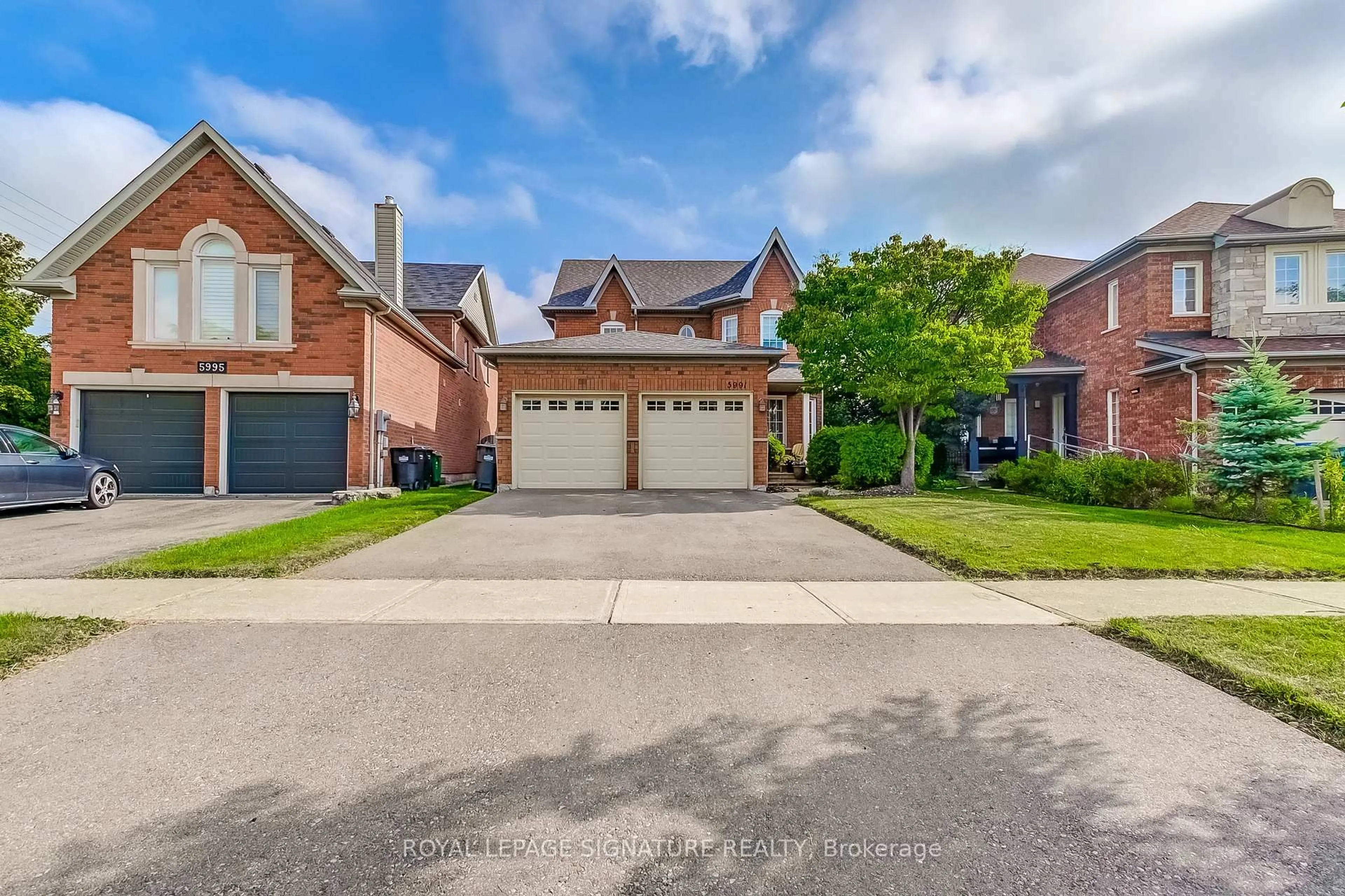 A pic from outside/outdoor area/front of a property/back of a property/a pic from drone, street for 5991 Greensboro Dr, Mississauga Ontario L5M 5S5