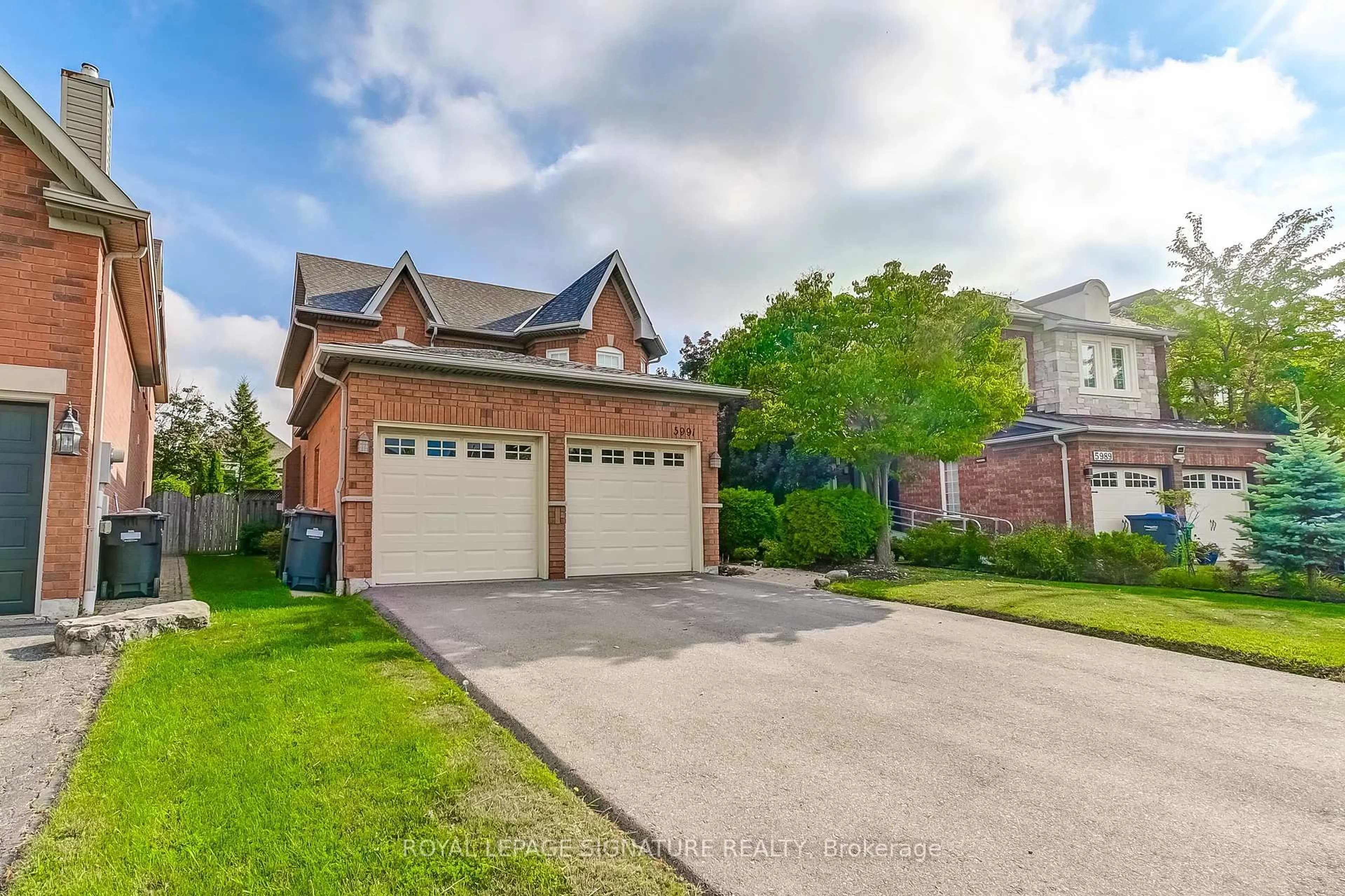 A pic from outside/outdoor area/front of a property/back of a property/a pic from drone, street for 5991 Greensboro Dr, Mississauga Ontario L5M 5S5