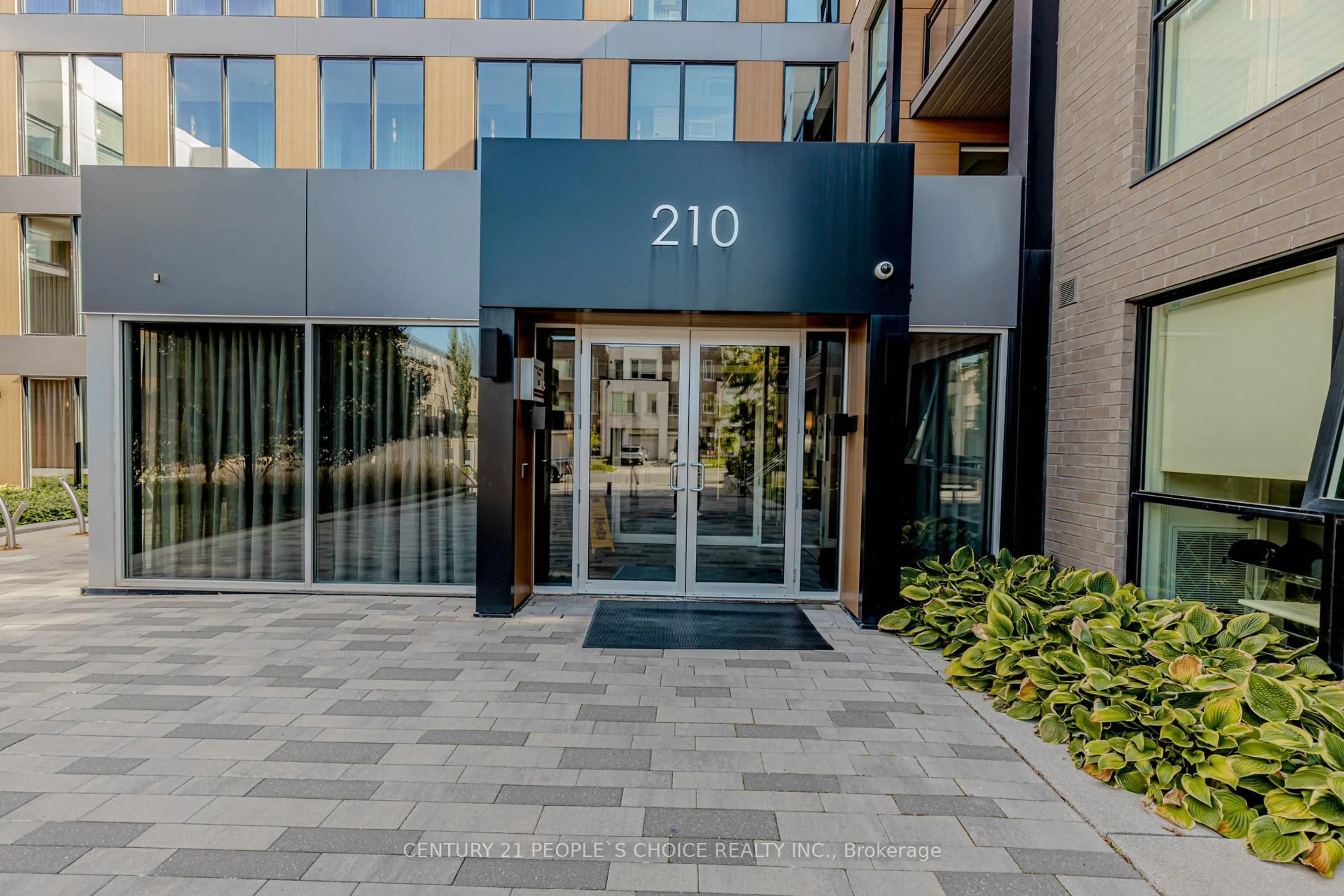 Indoor foyer for 210 Sabina Dr #217, Oakville Ontario L6H 0W6