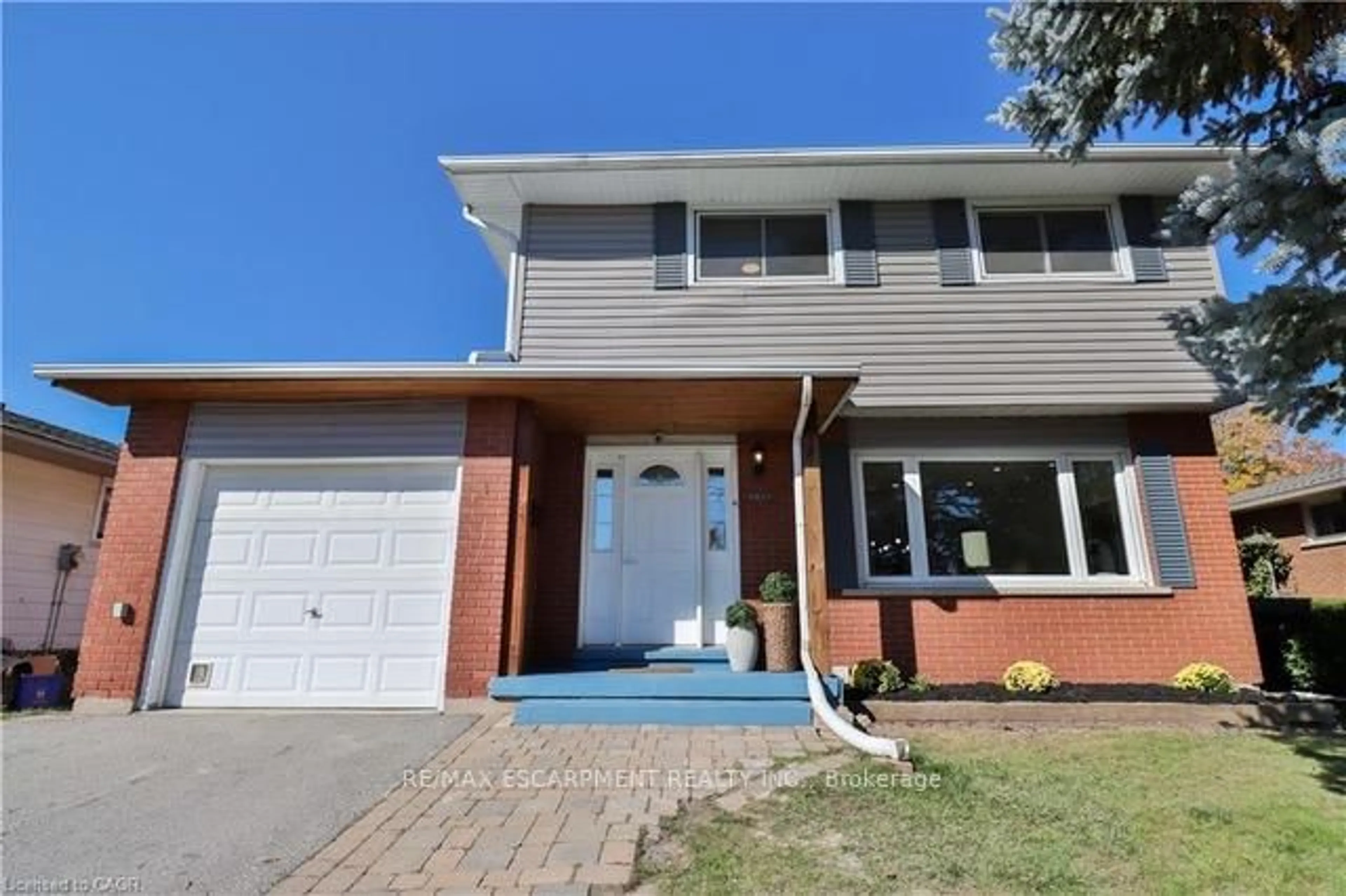 Home with vinyl exterior material, street for 3469 Rockwood Dr, Burlington Ontario L7N 2R1