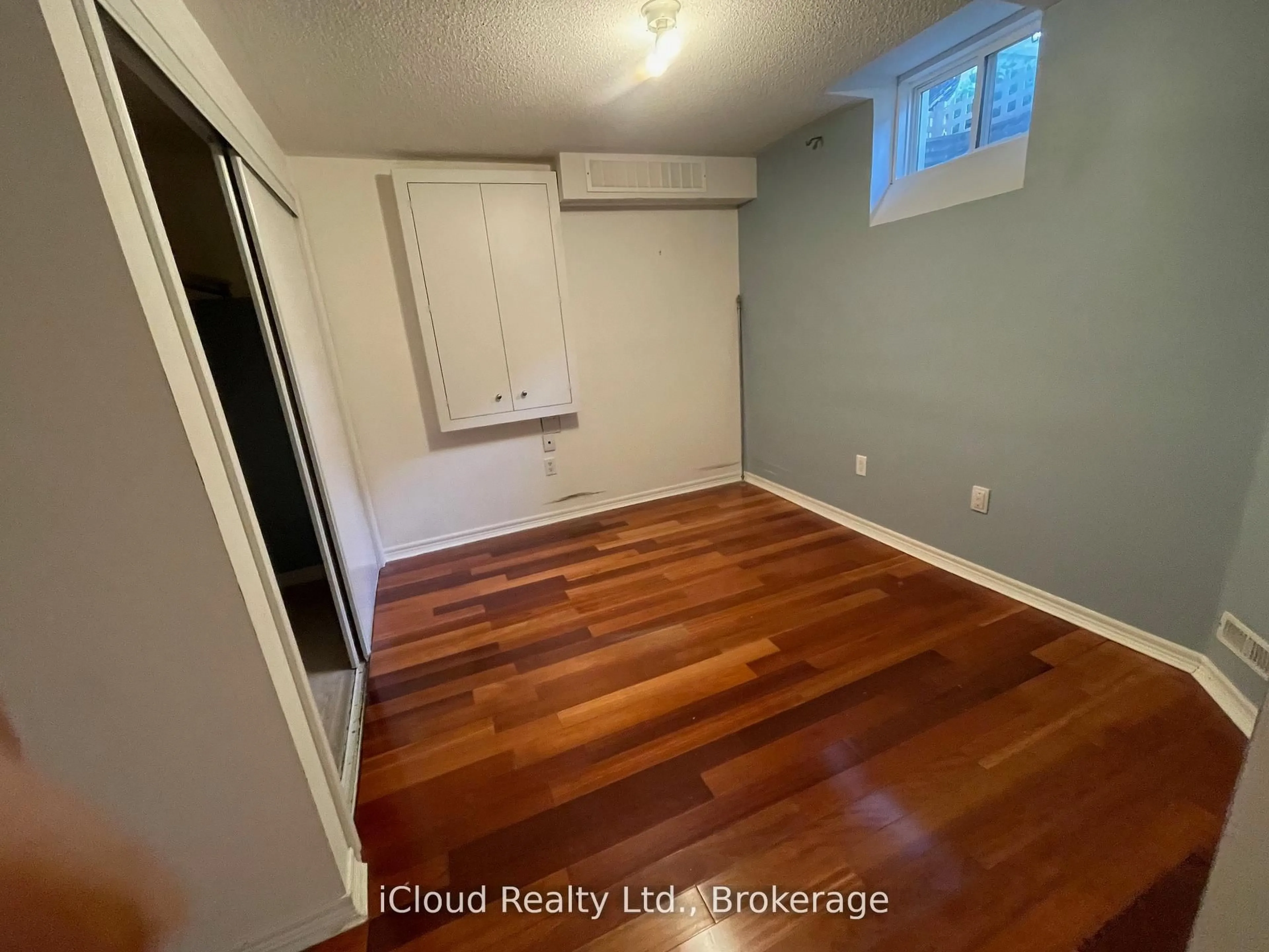 A pic of a room for 22 Fallgate Dr, Brampton Ontario L6X 0R5