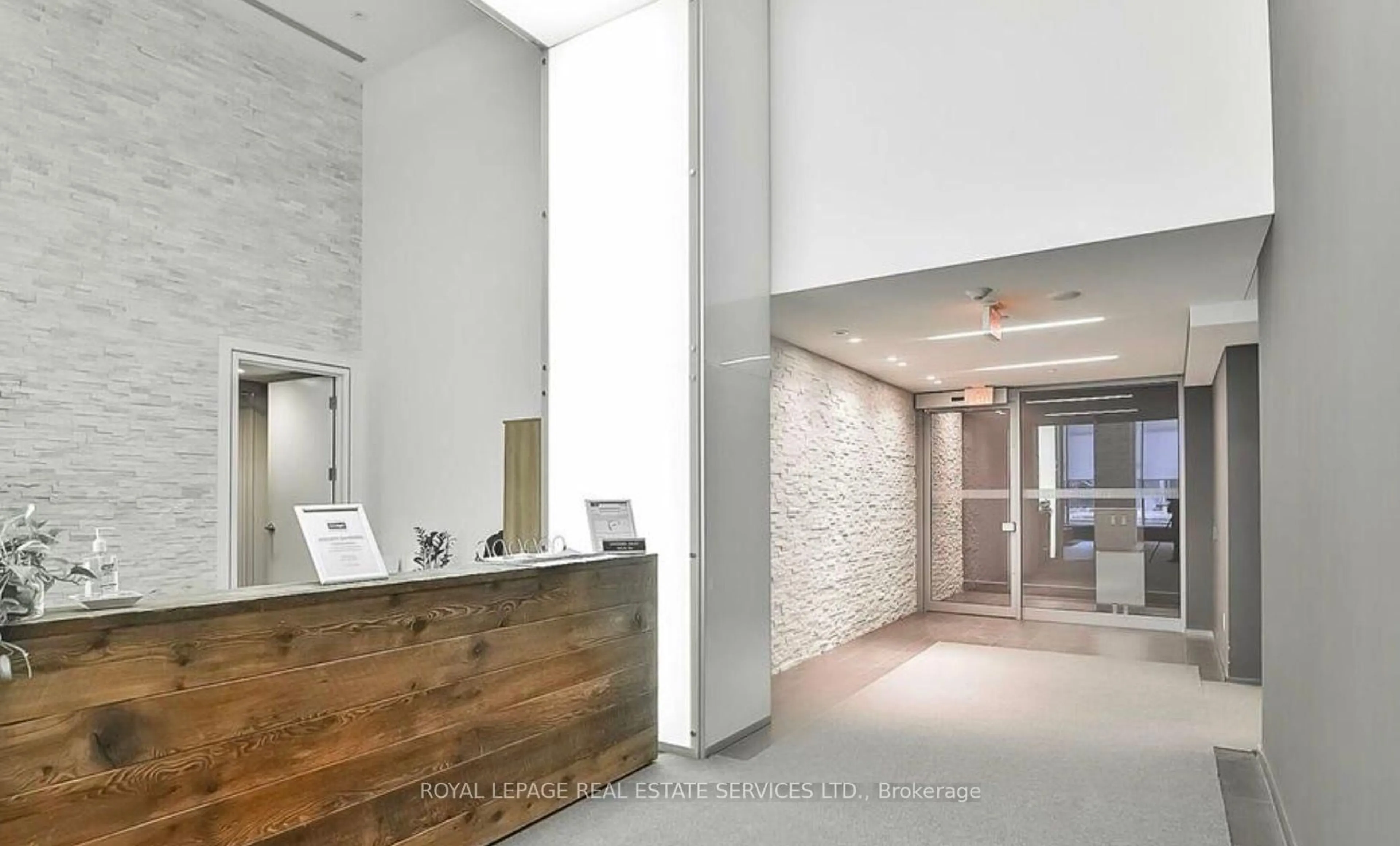 Indoor foyer for 360 Square One Dr #903, Mississauga Ontario L5B 0G7