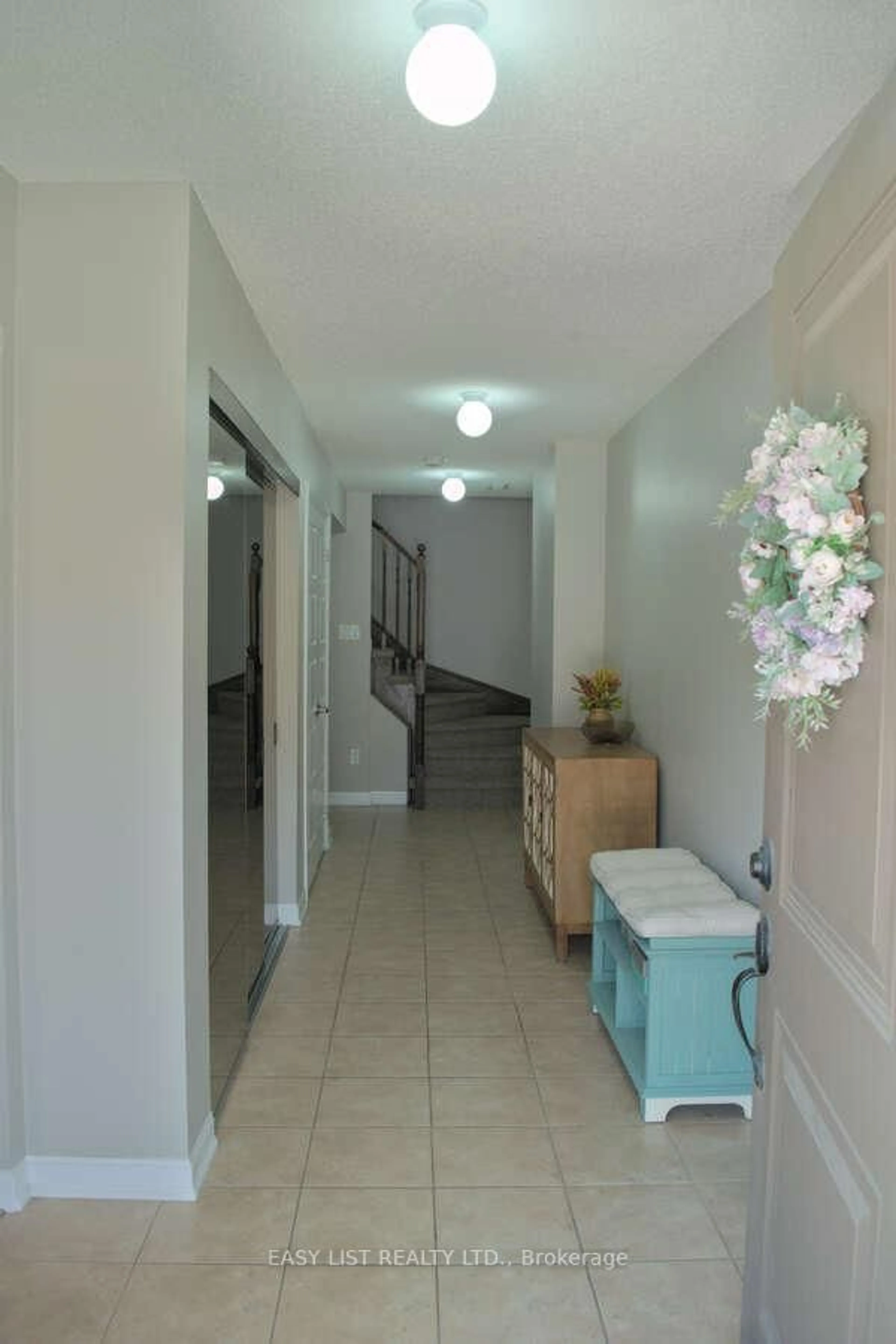 Indoor foyer for 165 Hampshire Way #131, Milton Ontario L9T 8M7