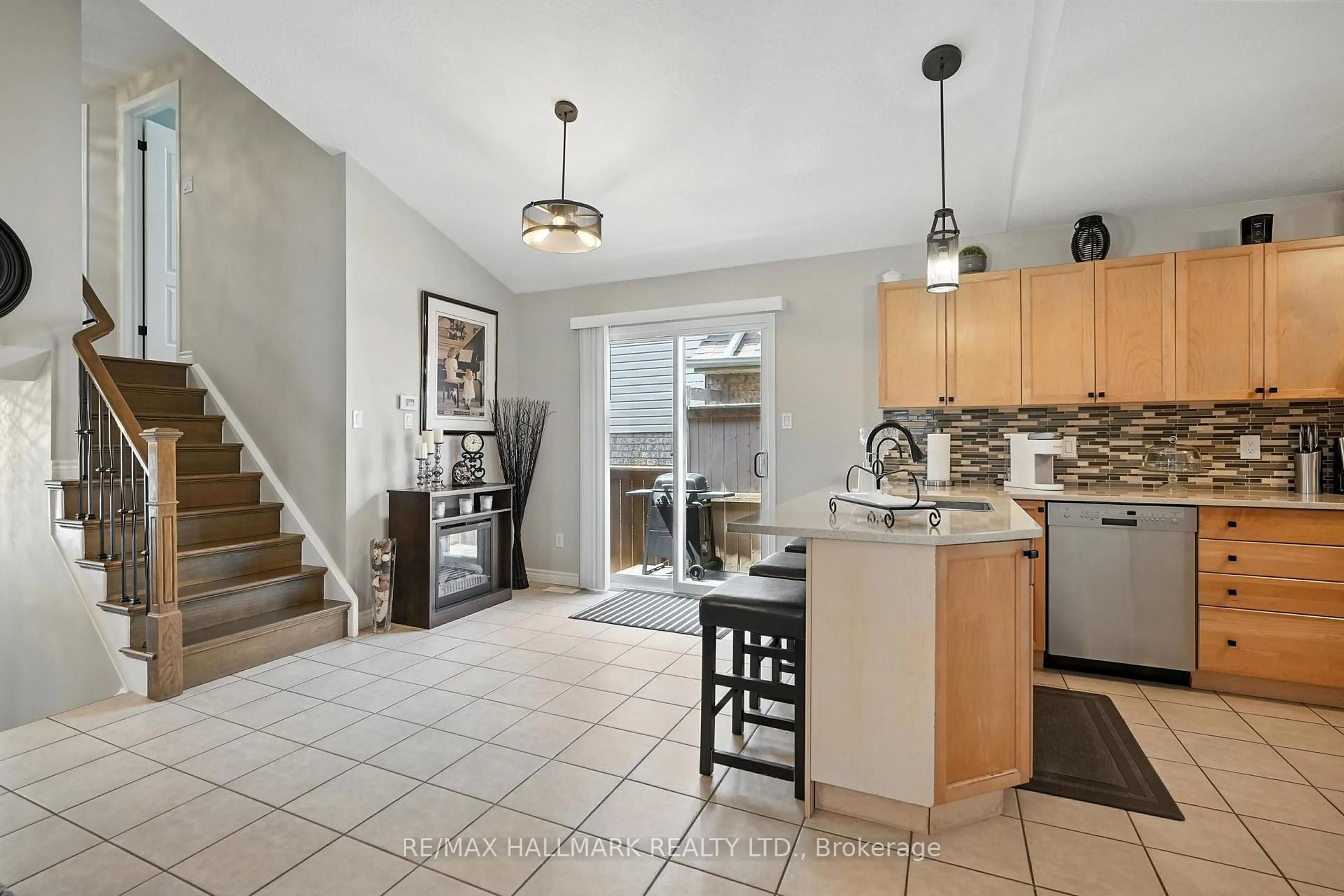 Open concept kitchen, ceramic/tile floor for 10 Cameron Crt, Orangeville Ontario L9W 5G8