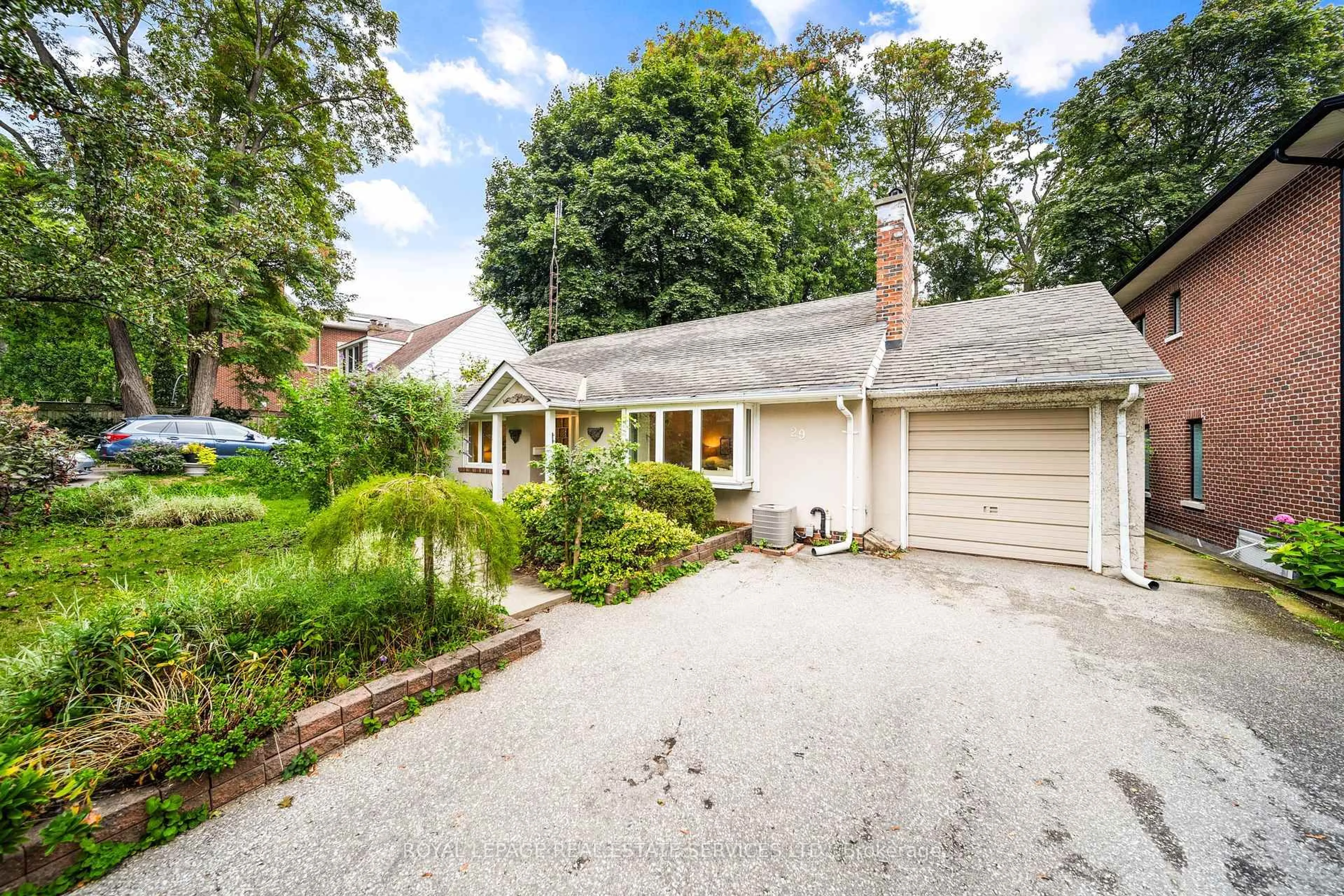 A pic from outside/outdoor area/front of a property/back of a property/a pic from drone, street for 29 Robin Hood Rd, Toronto Ontario M9A 2W6