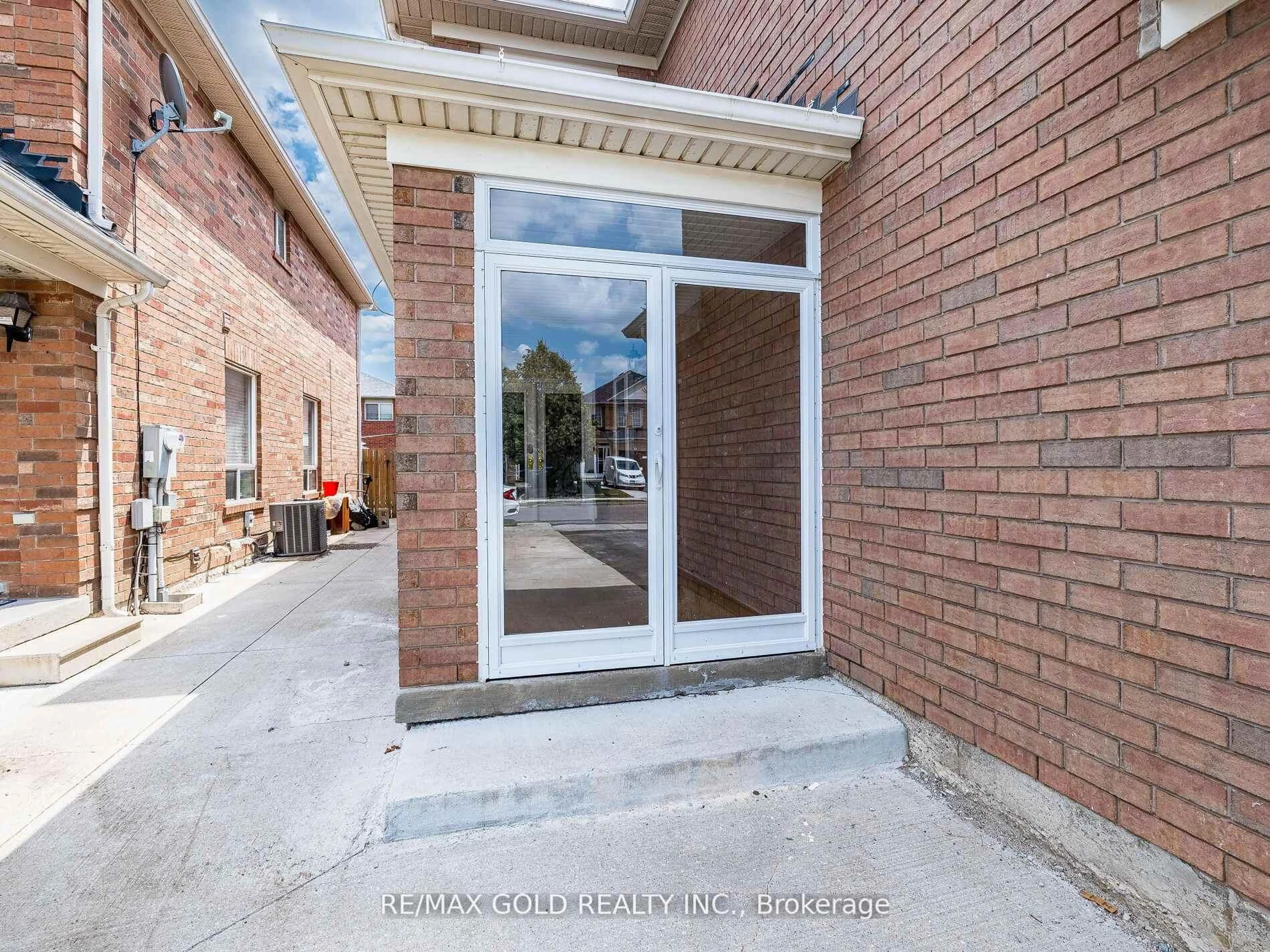 Unknown for 35 Garibaldi Dr, Brampton Ontario L6X 4Y7