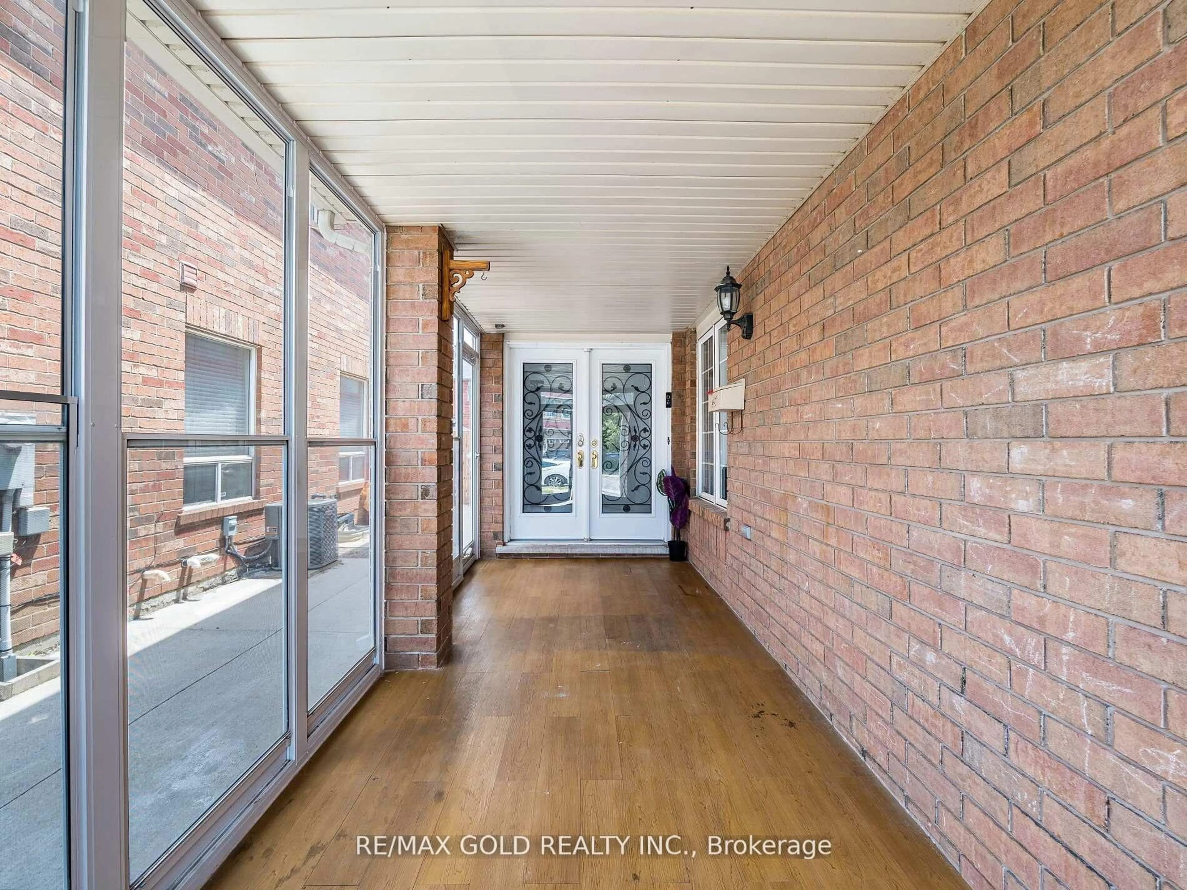 Indoor entryway for 35 Garibaldi Dr, Brampton Ontario L6X 4Y7