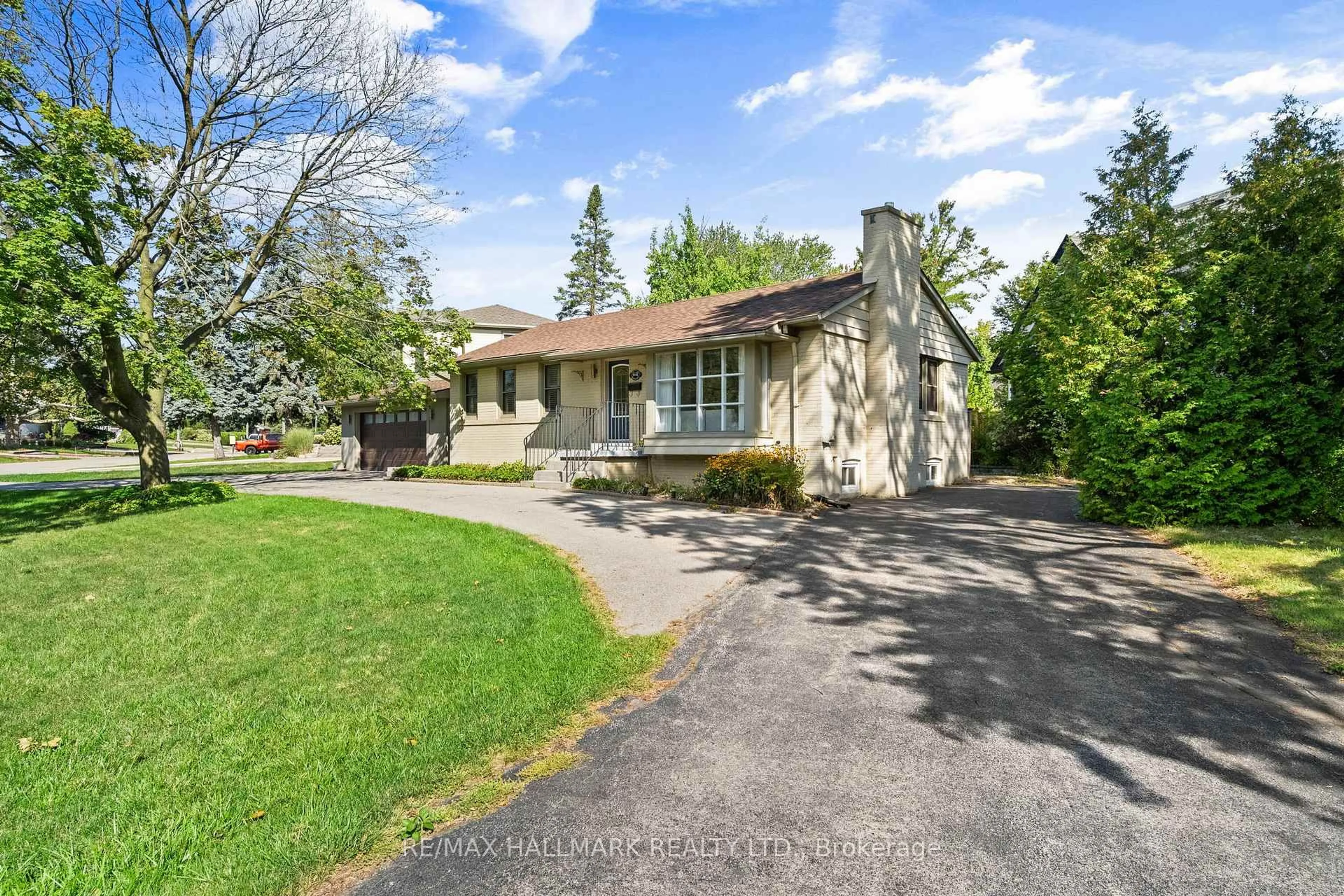 A pic from outside/outdoor area/front of a property/back of a property/a pic from drone, street for 441 Jeanette Dr, Oakville Ontario L6K 1M6