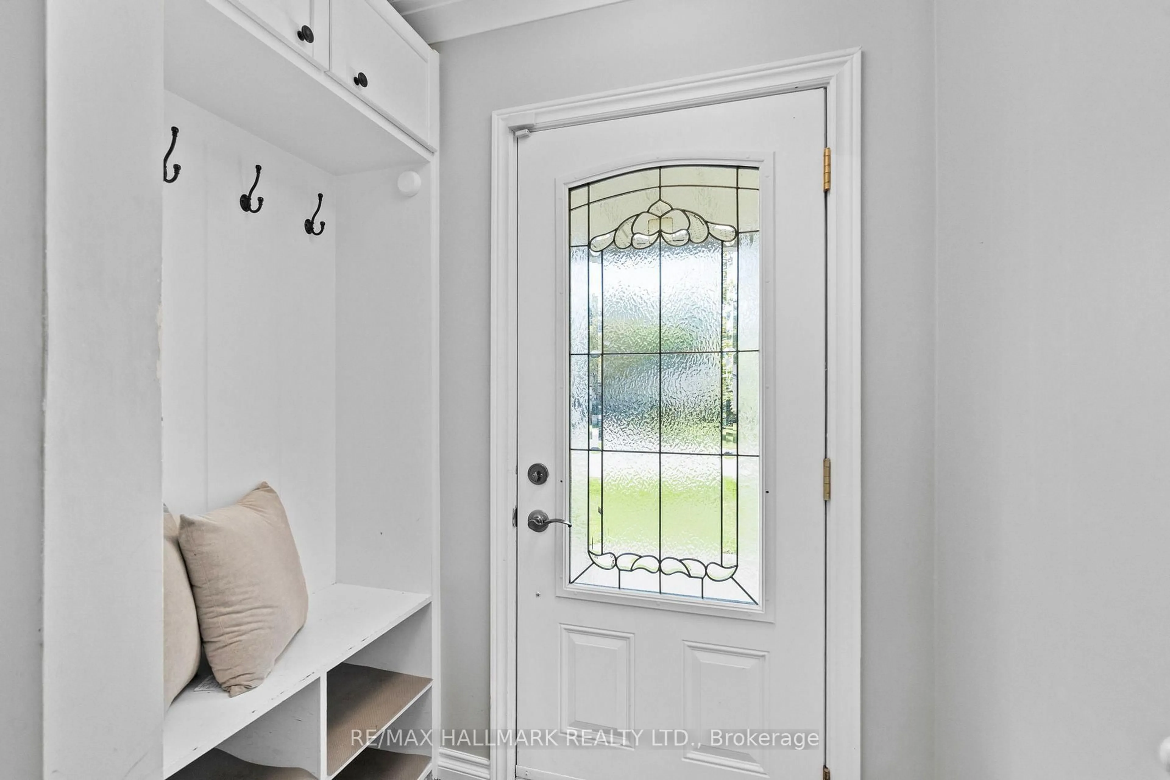 Indoor entryway for 441 Jeanette Dr, Oakville Ontario L6K 1M6