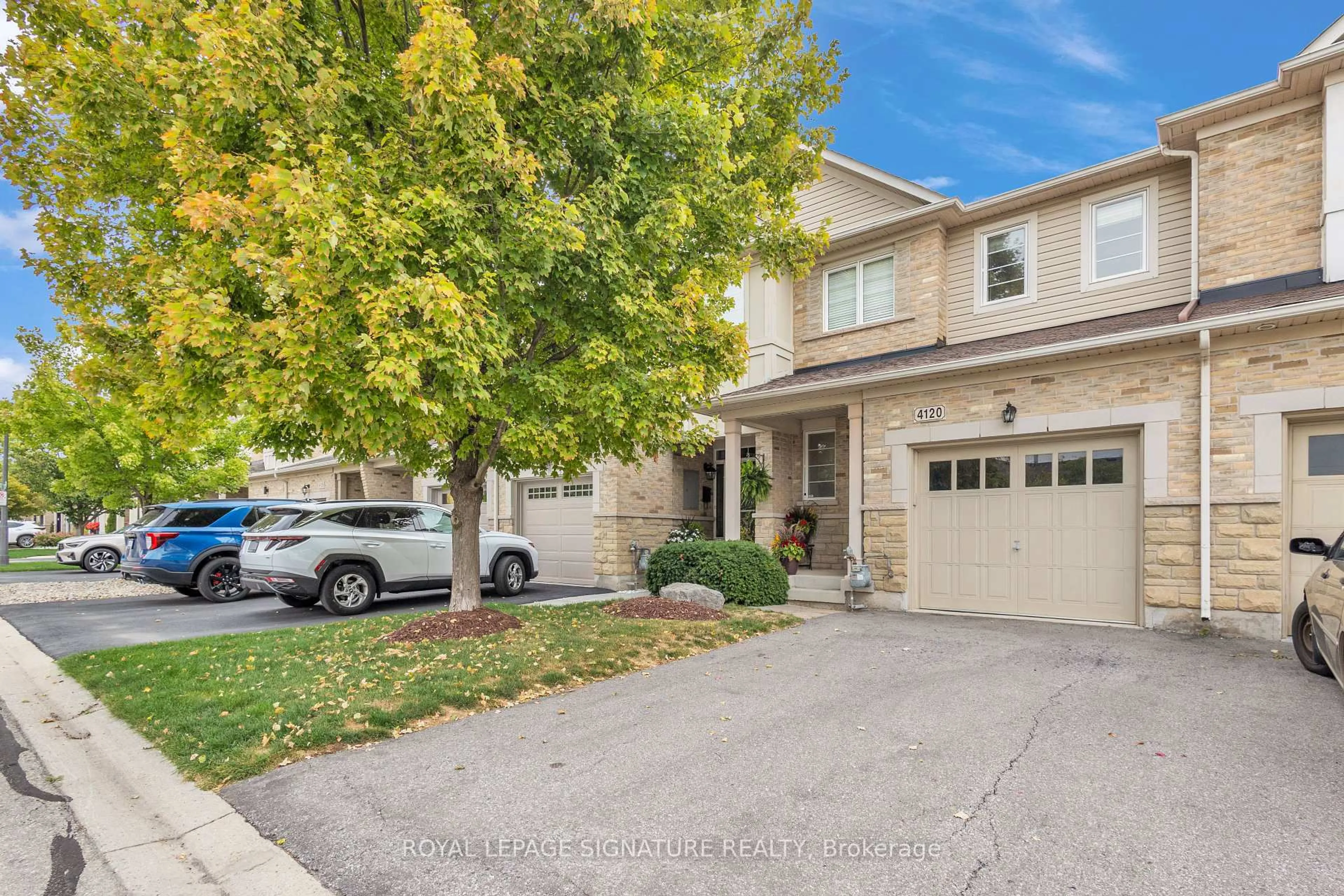 A pic from outside/outdoor area/front of a property/back of a property/a pic from drone, street for 4120 Rawlins Common, Burlington Ontario L7M 0B4