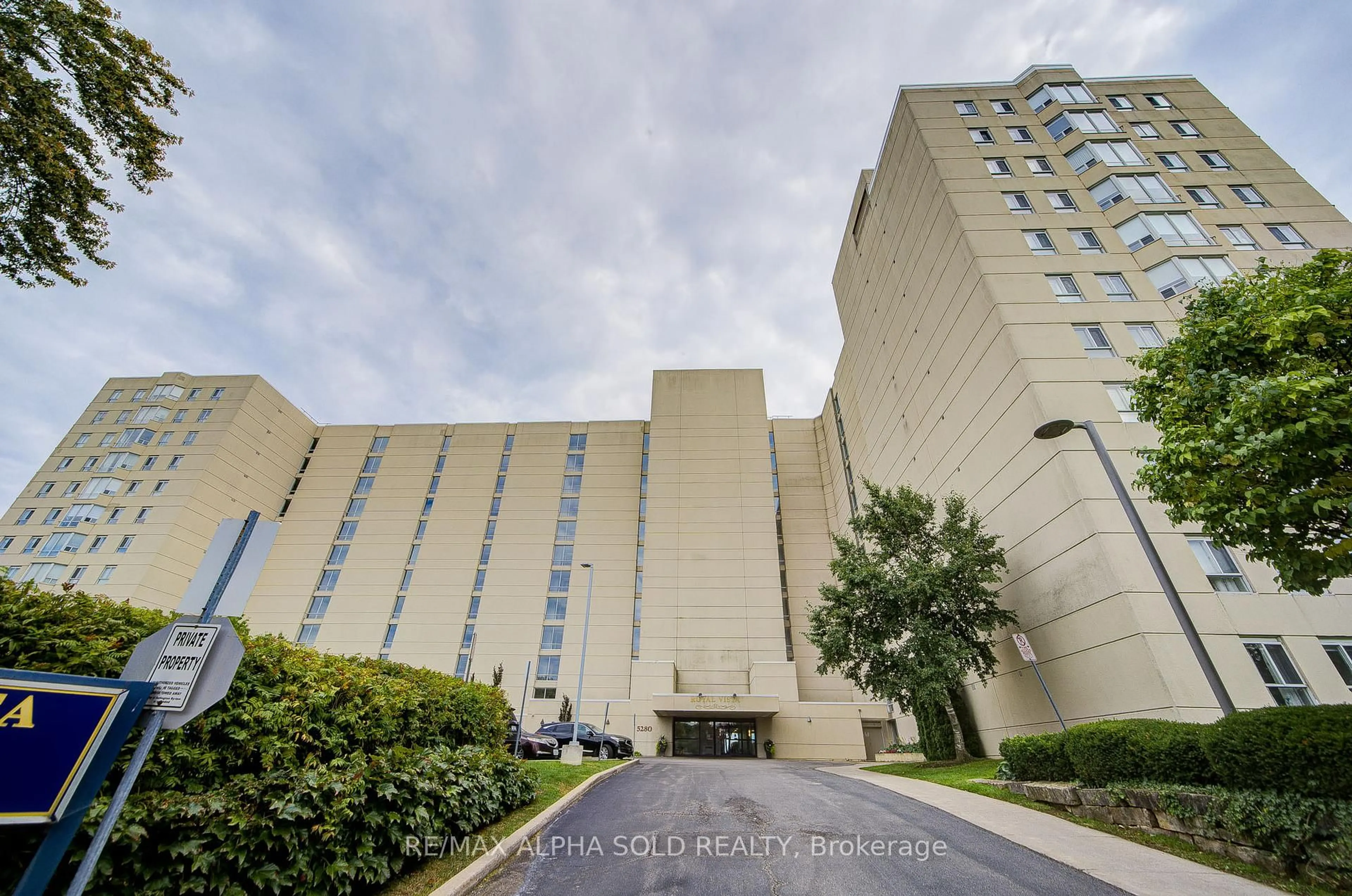Indoor foyer for 5280 Lakeshore Rd #1107, Burlington Ontario L7L 5R1