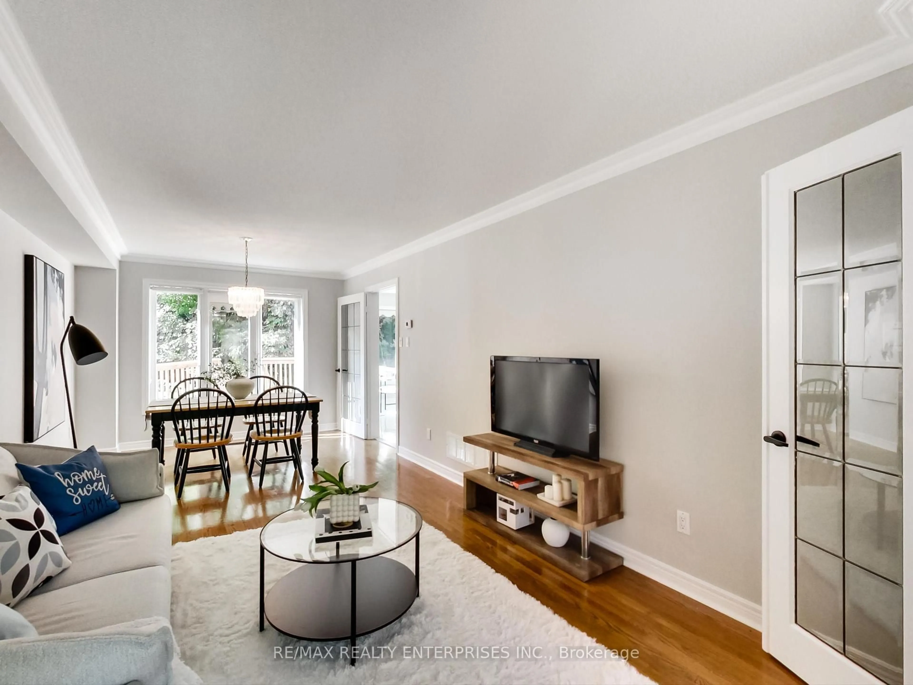 Living room with furniture, wood/laminate floor for 1905 Broad Hollow Gate #32, Mississauga Ontario L5L 5X2