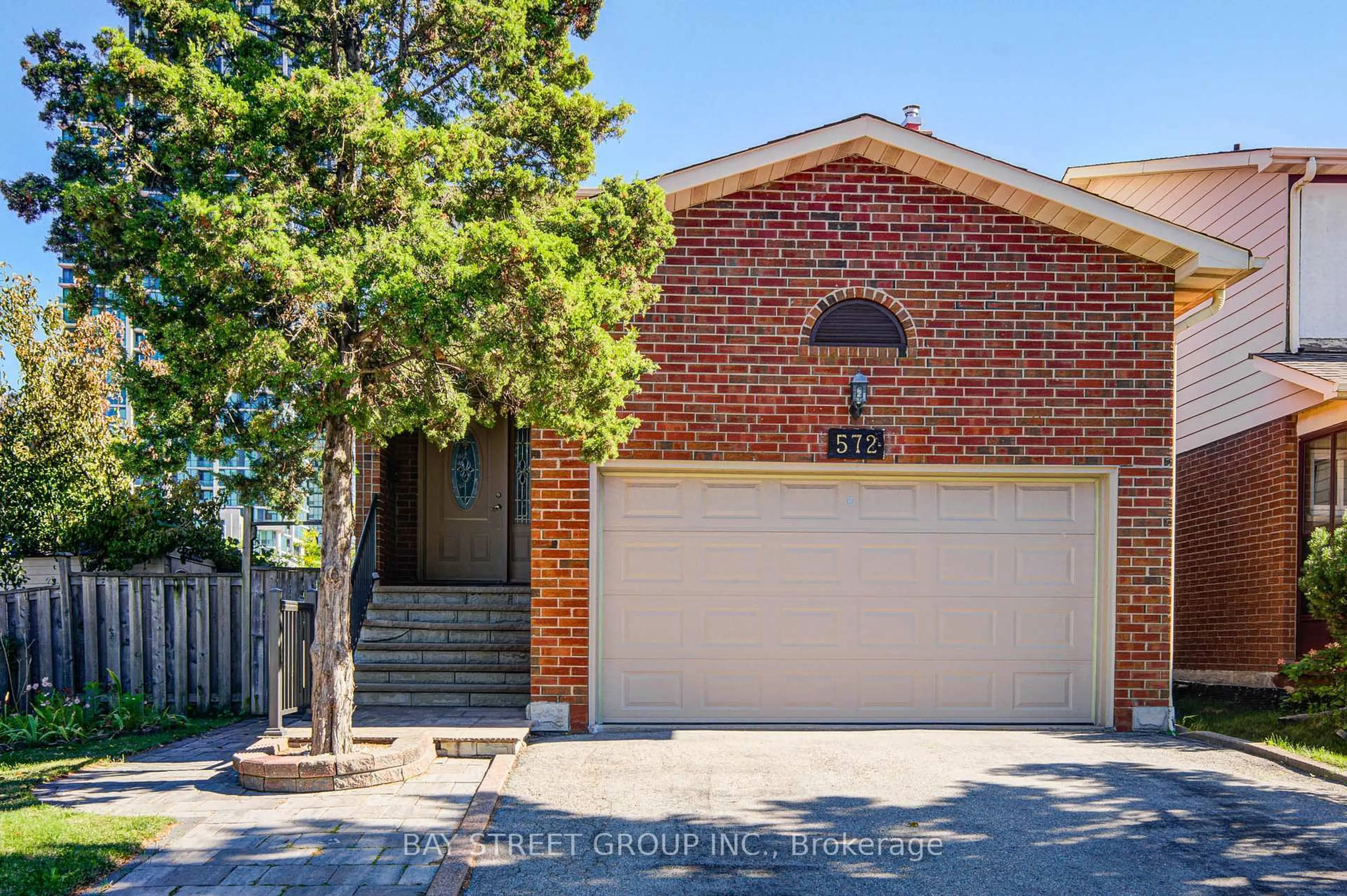 Home with brick exterior material, street for 572 Rideau Gate, Mississauga Ontario L5B 2W3